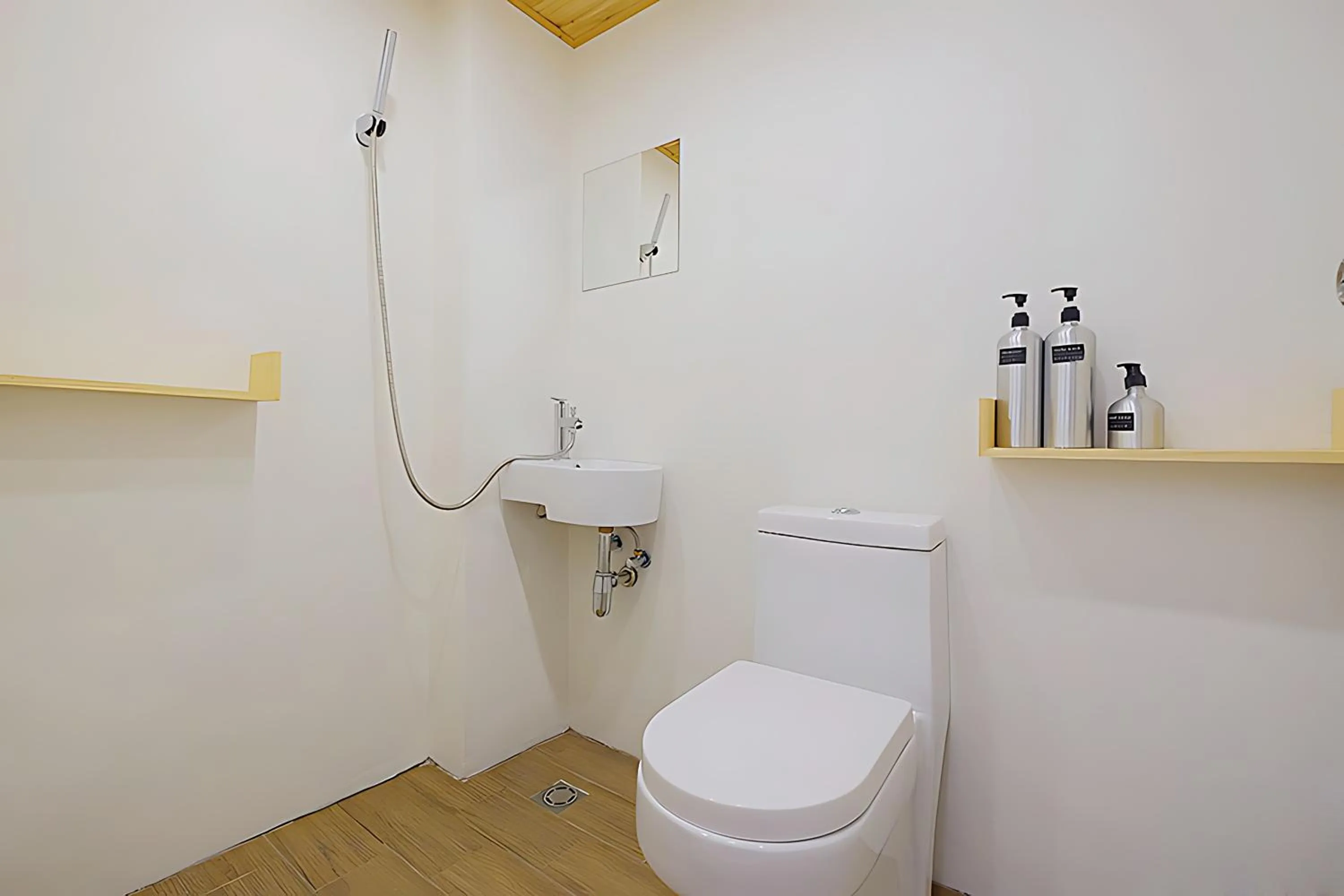 Shower in Hinoki Mansion