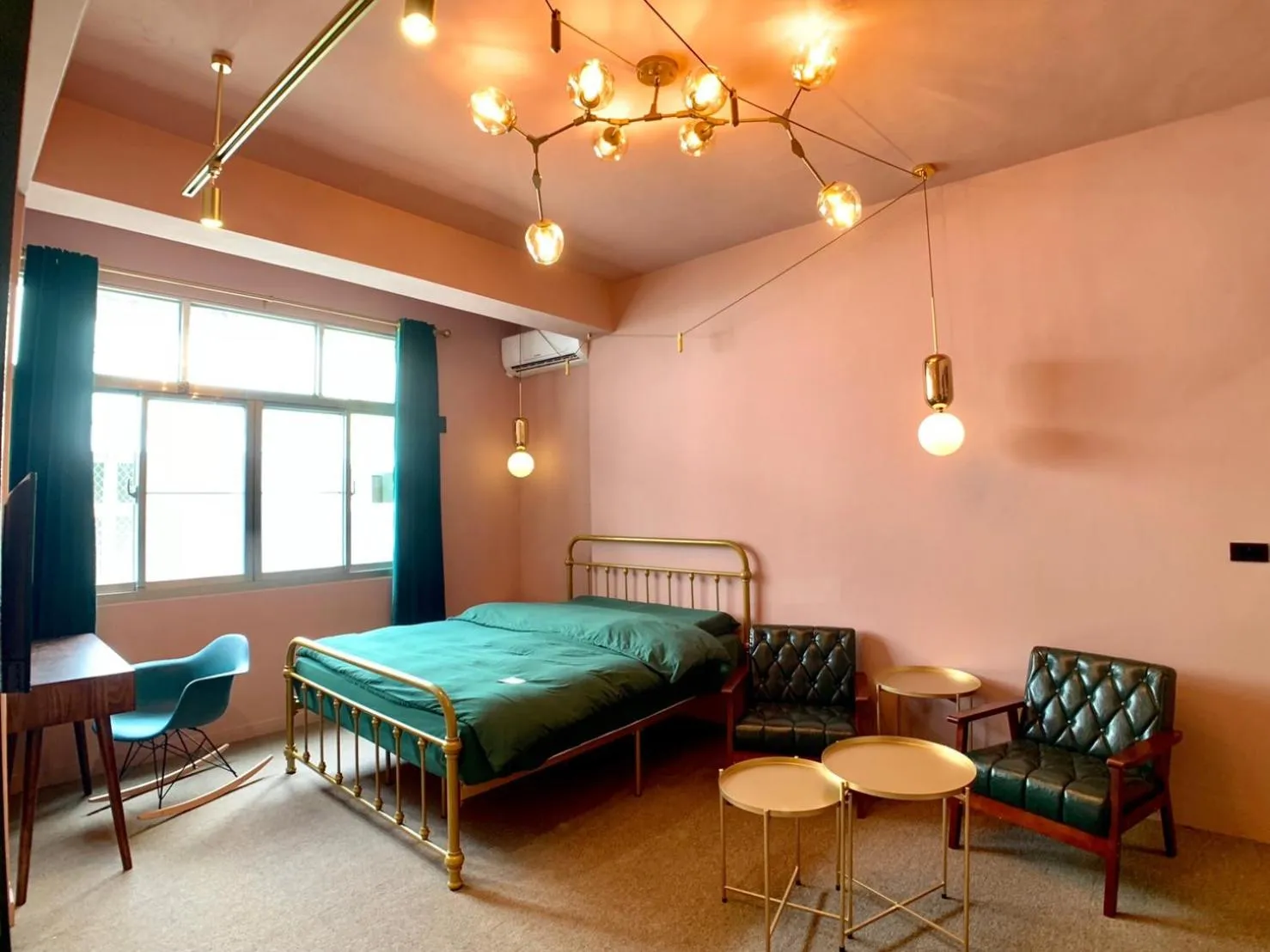 Property building, Bed in Baker Street London Style Inn