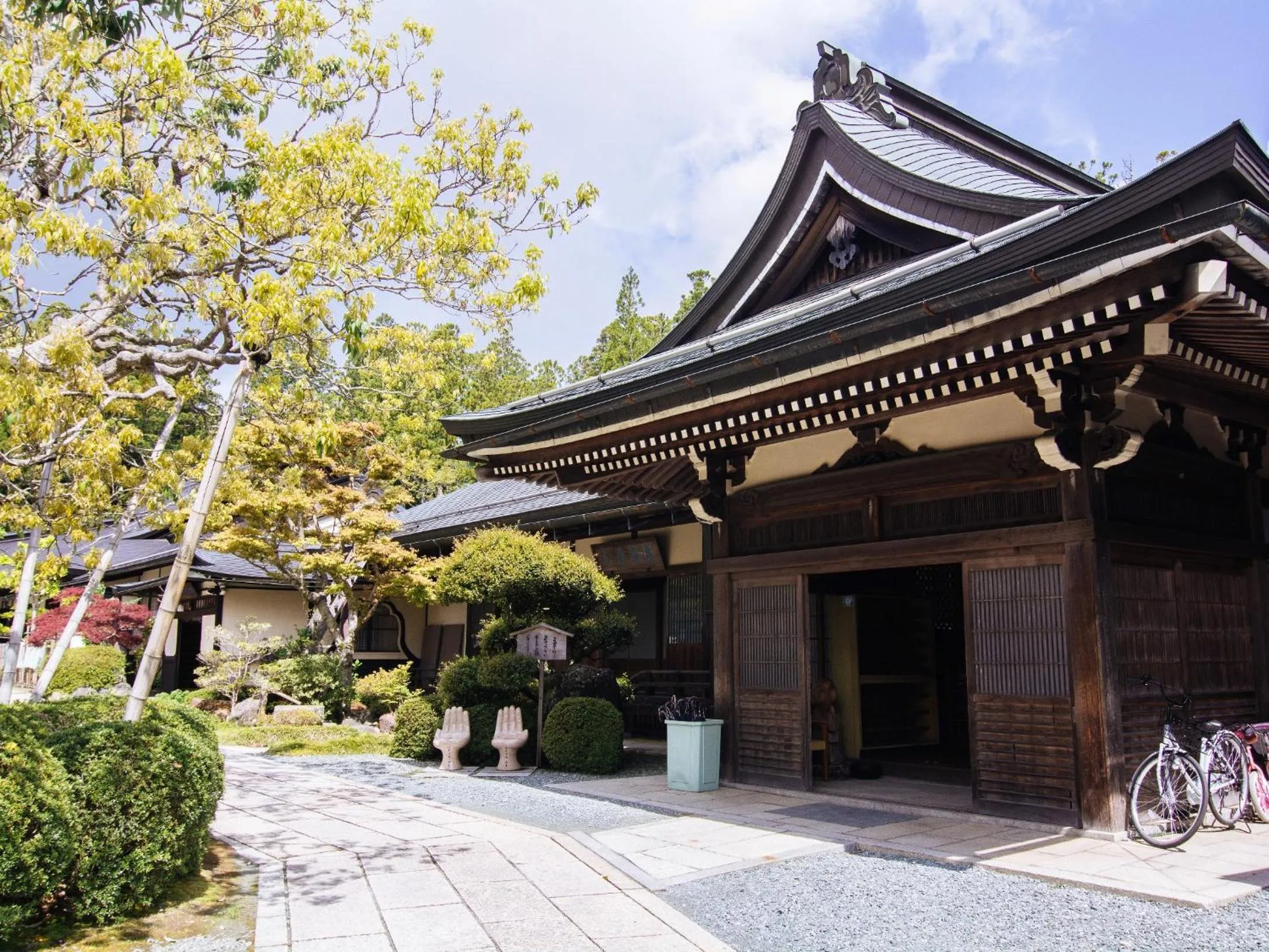 Facade/entrance in Koyasan Shukubo Jokiin