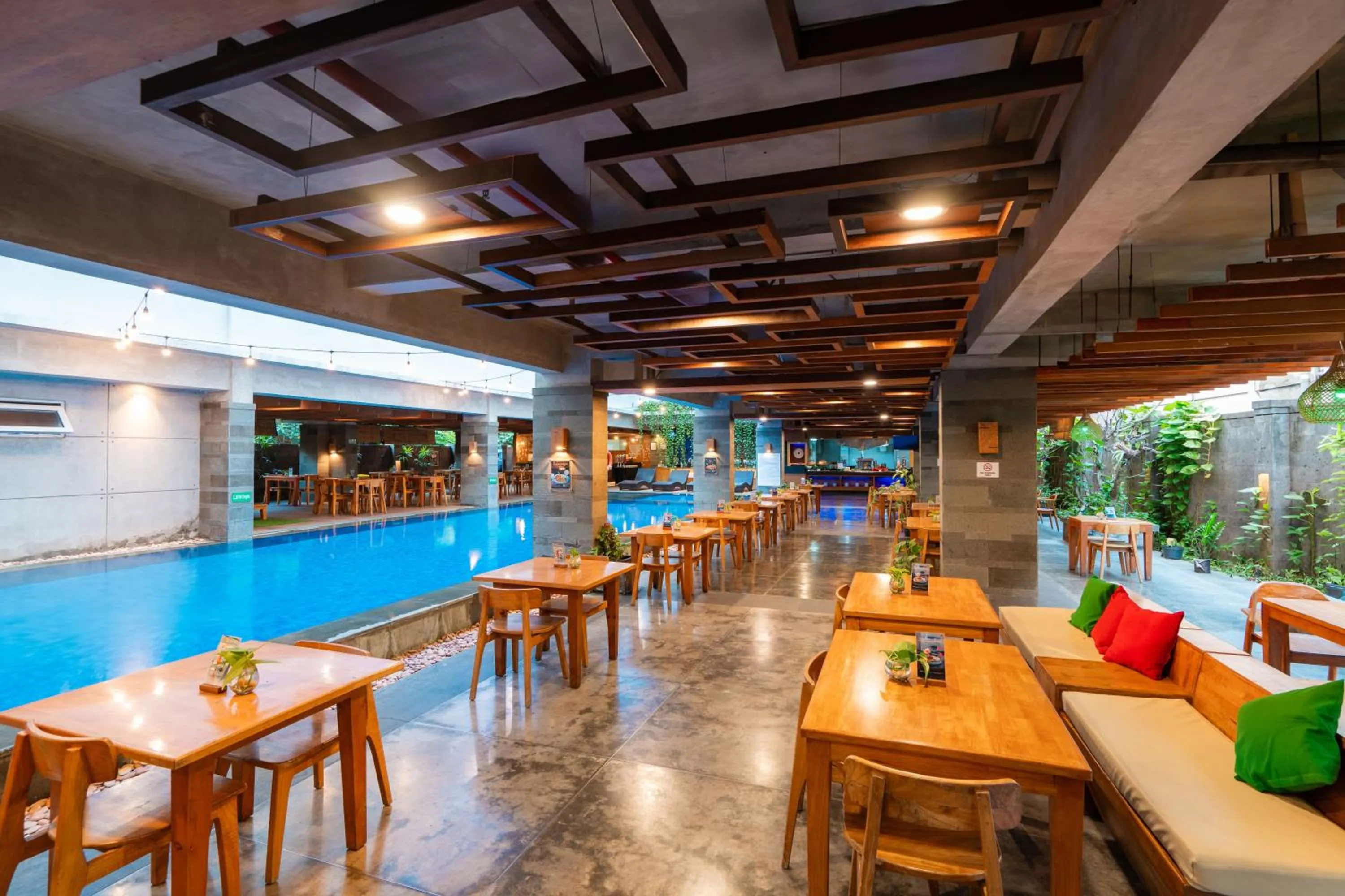Restaurant/places to eat in Swiss-Belexpress Kuta Legian