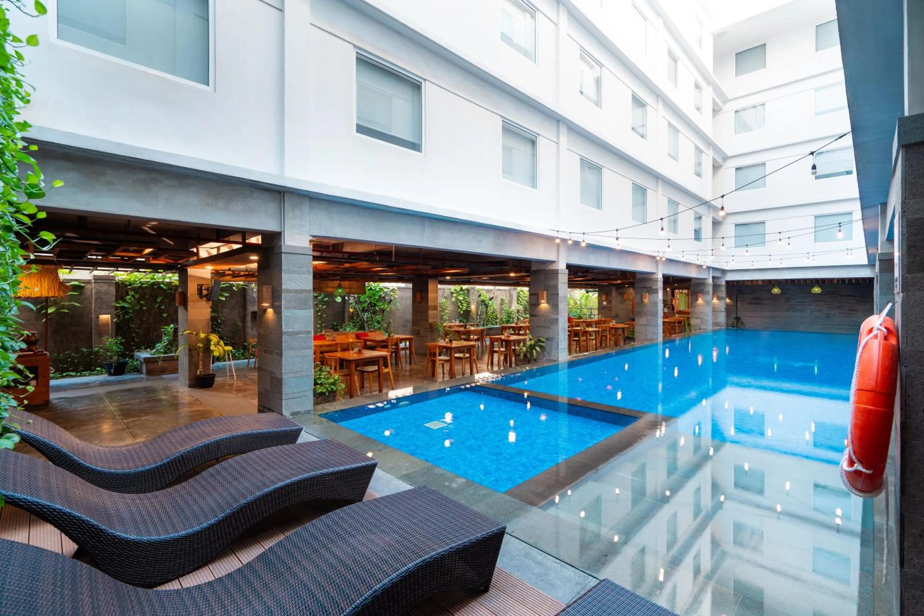 Pool view in Swiss-Belexpress Kuta Legian