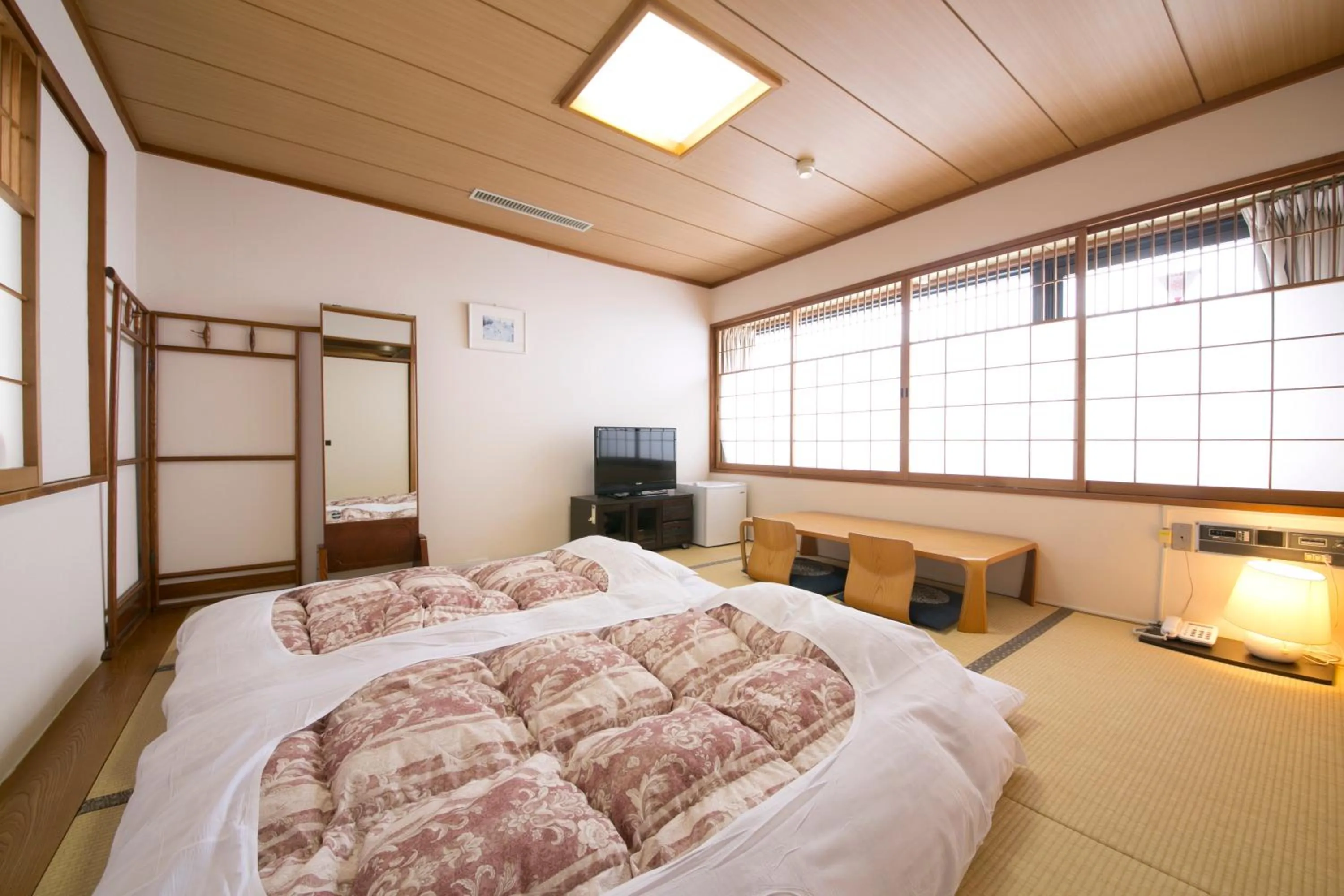Photo of the whole room, Bed in Yokaichi Royal Hotel