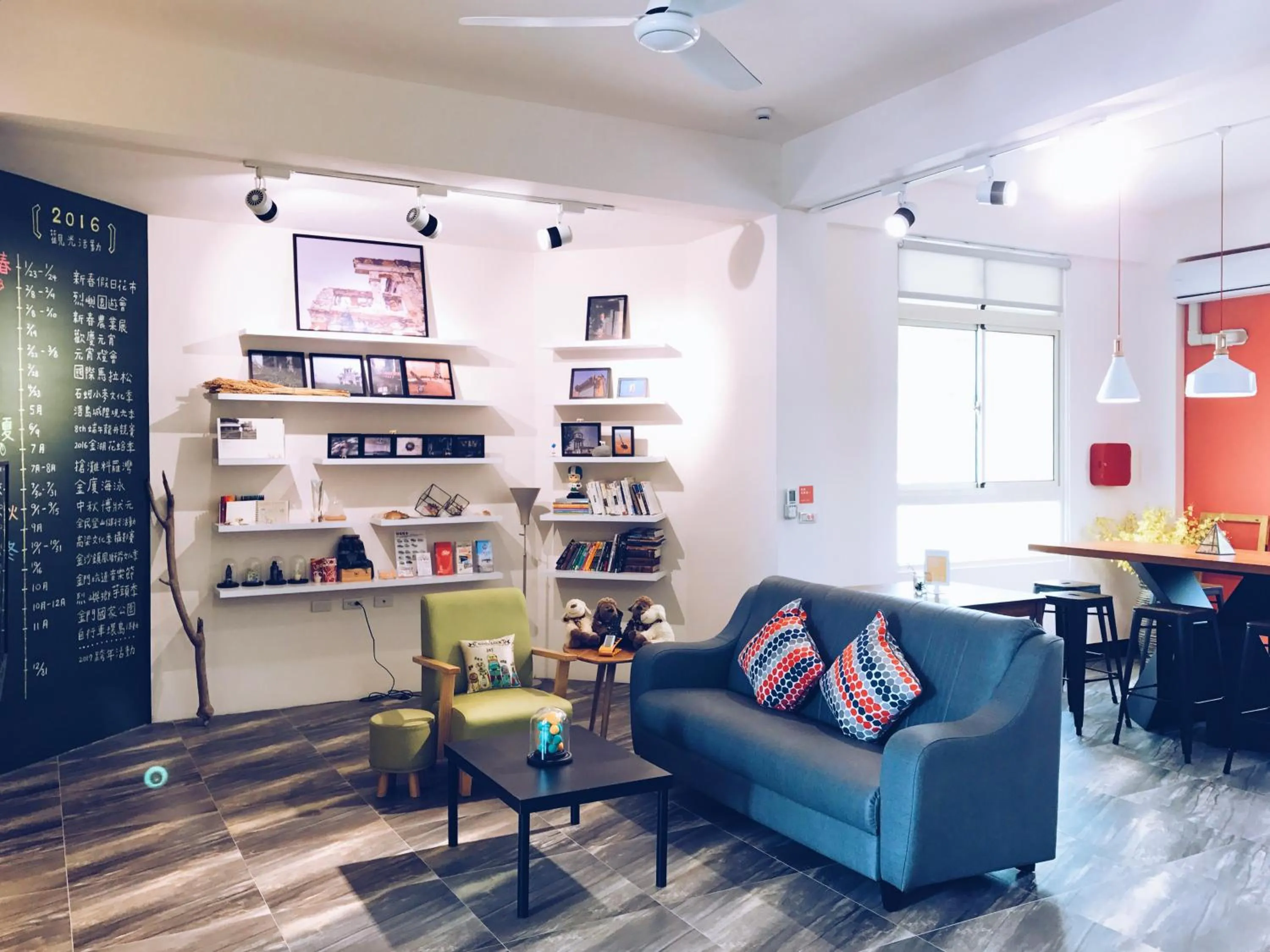 Communal lounge/ TV room in Little Weekend Inn