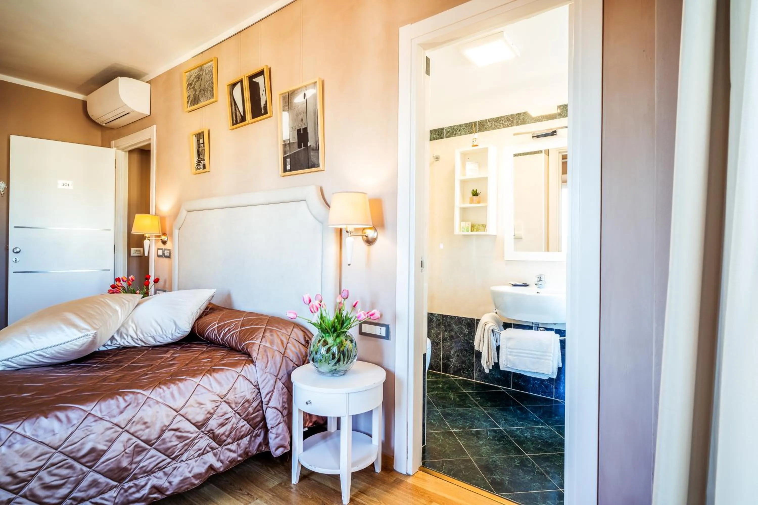 View (from property/room), Bed in Hotel Centrale