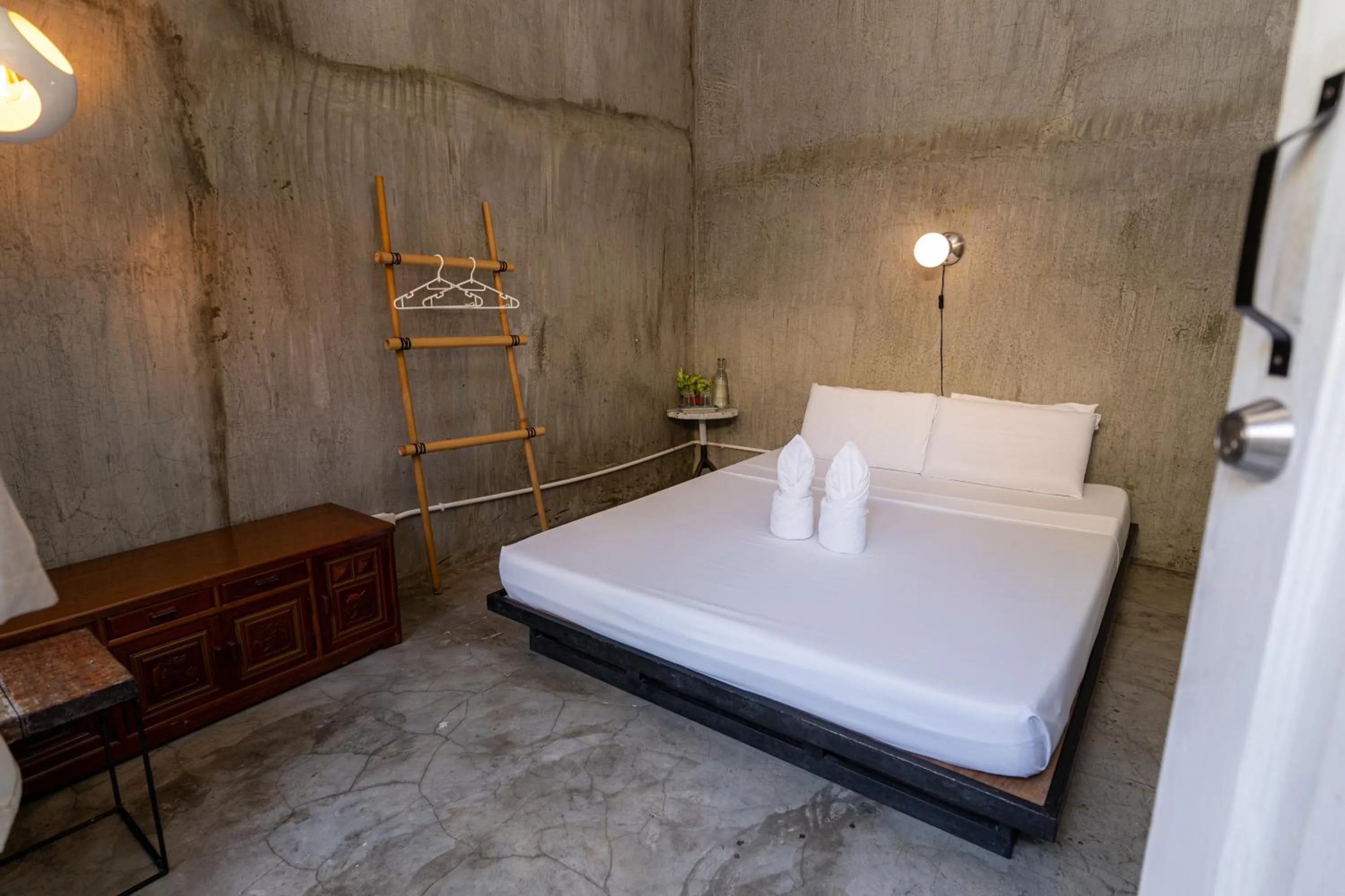 Photo of the whole room, Bed in The Flying Fish Hostel