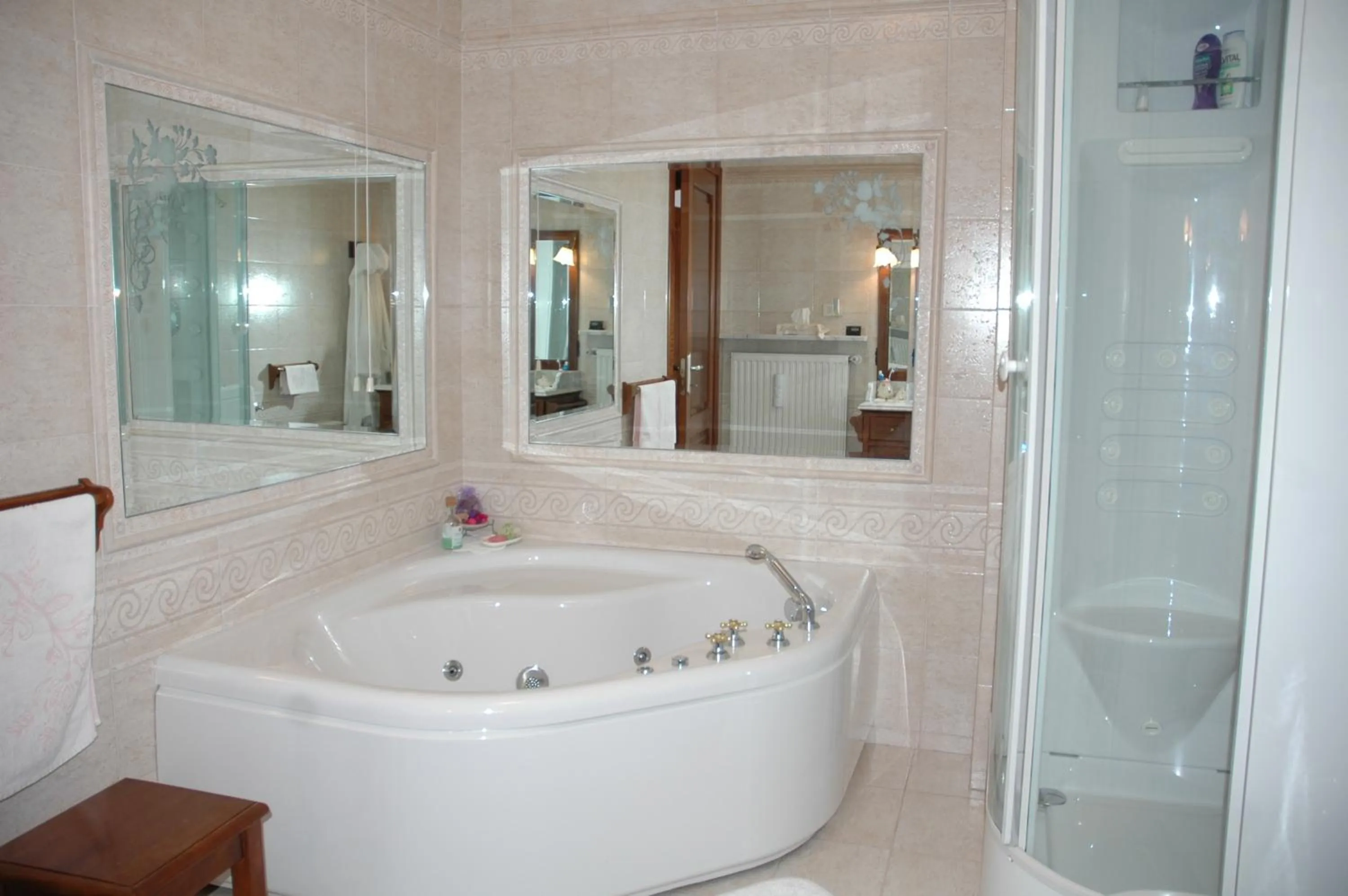 Hot Tub in Al Vecchio Glicine