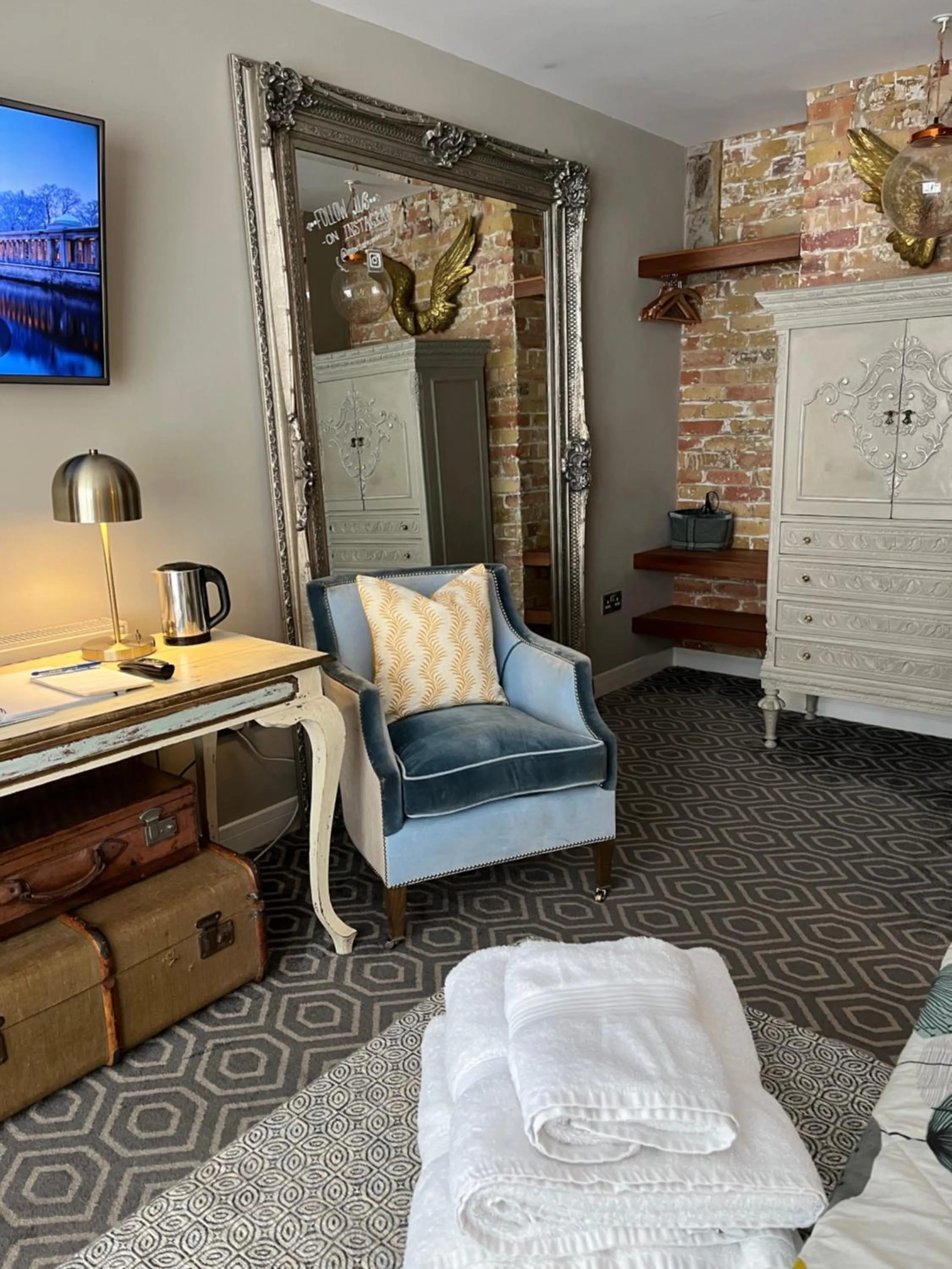 wardrobe, Bed in Rooms at number one