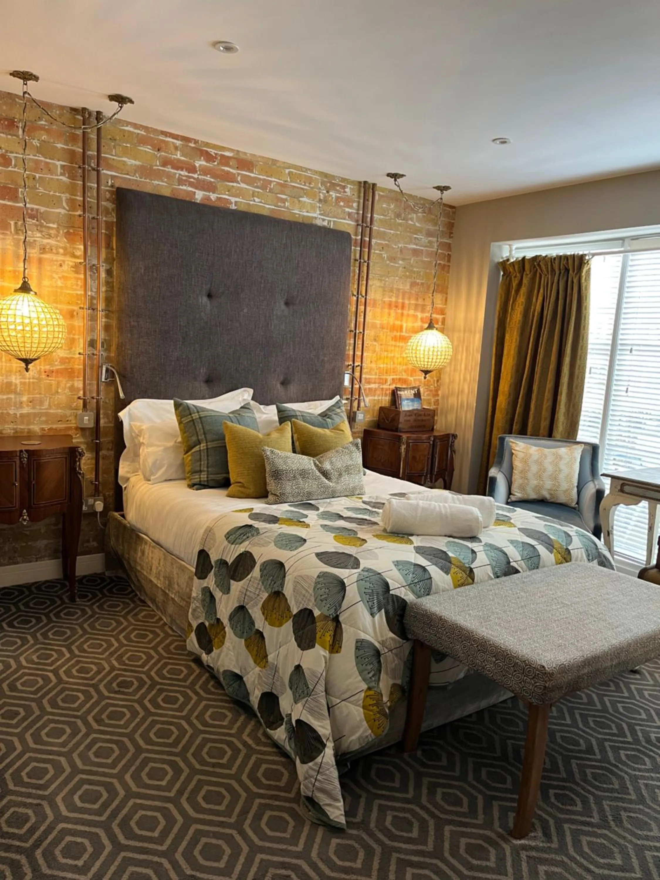 Bed in Rooms at number one