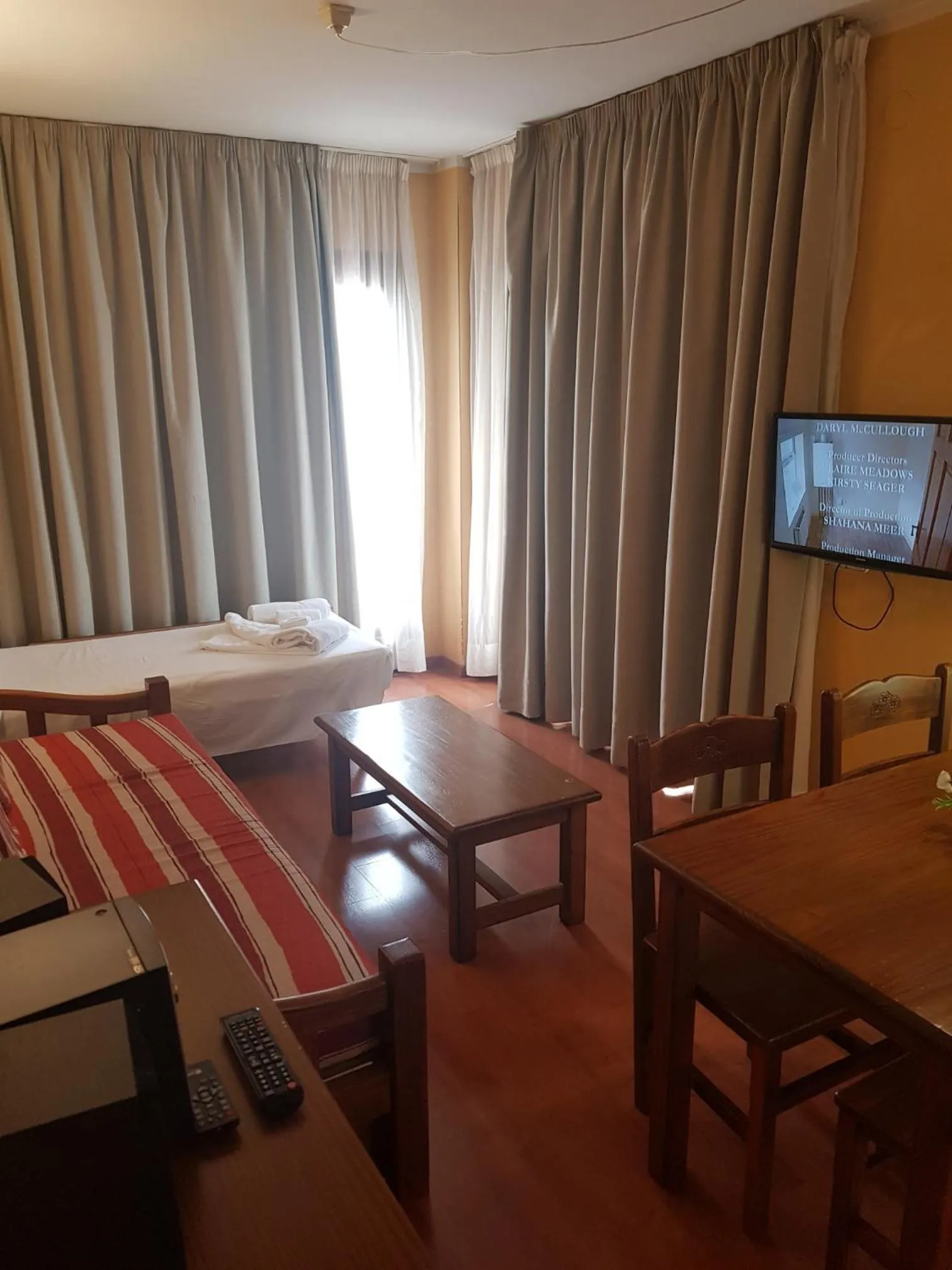 Communal lounge/ TV room, Bed in Apartamentos Parot Quality