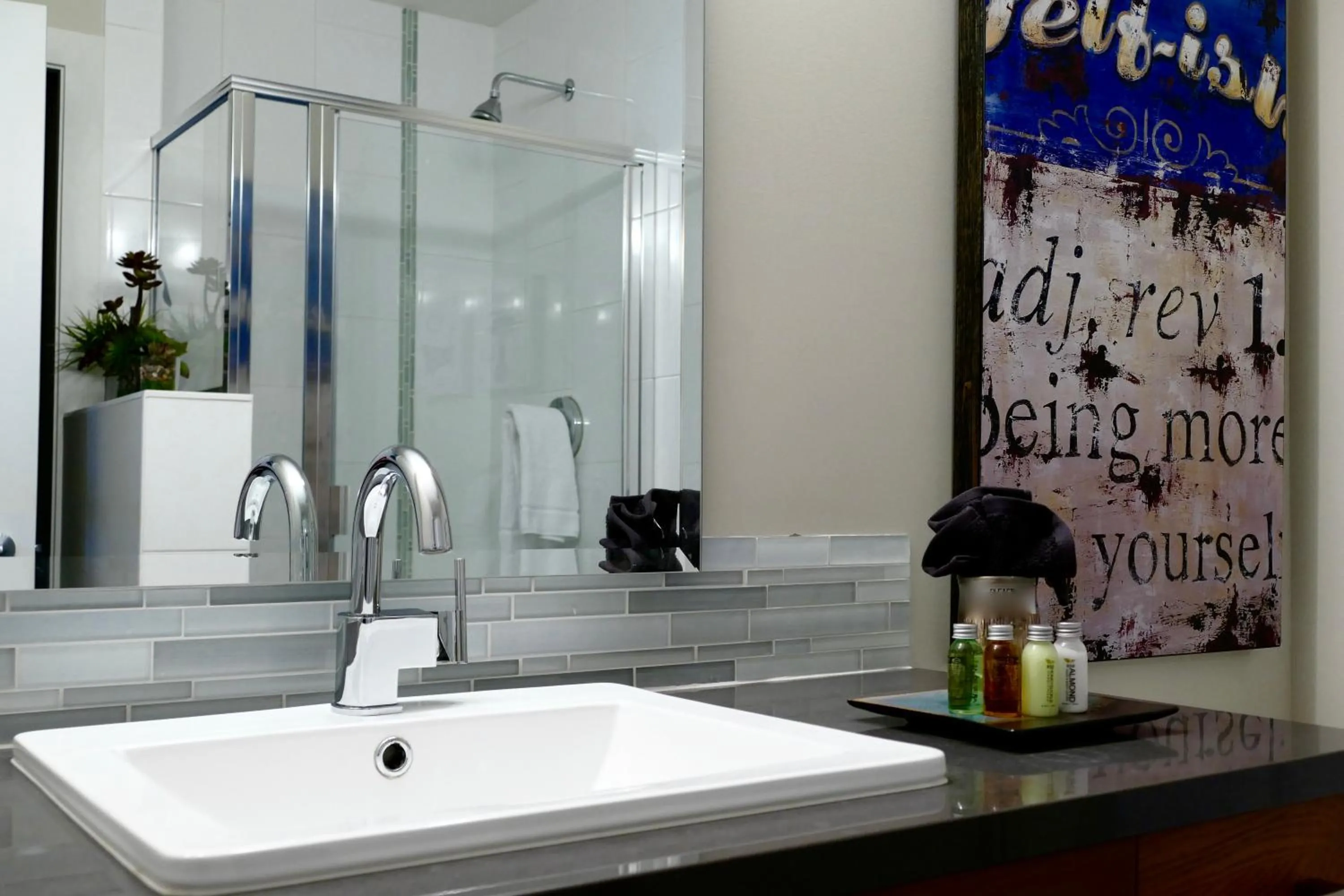 Photo of the whole room in Copper Oasis