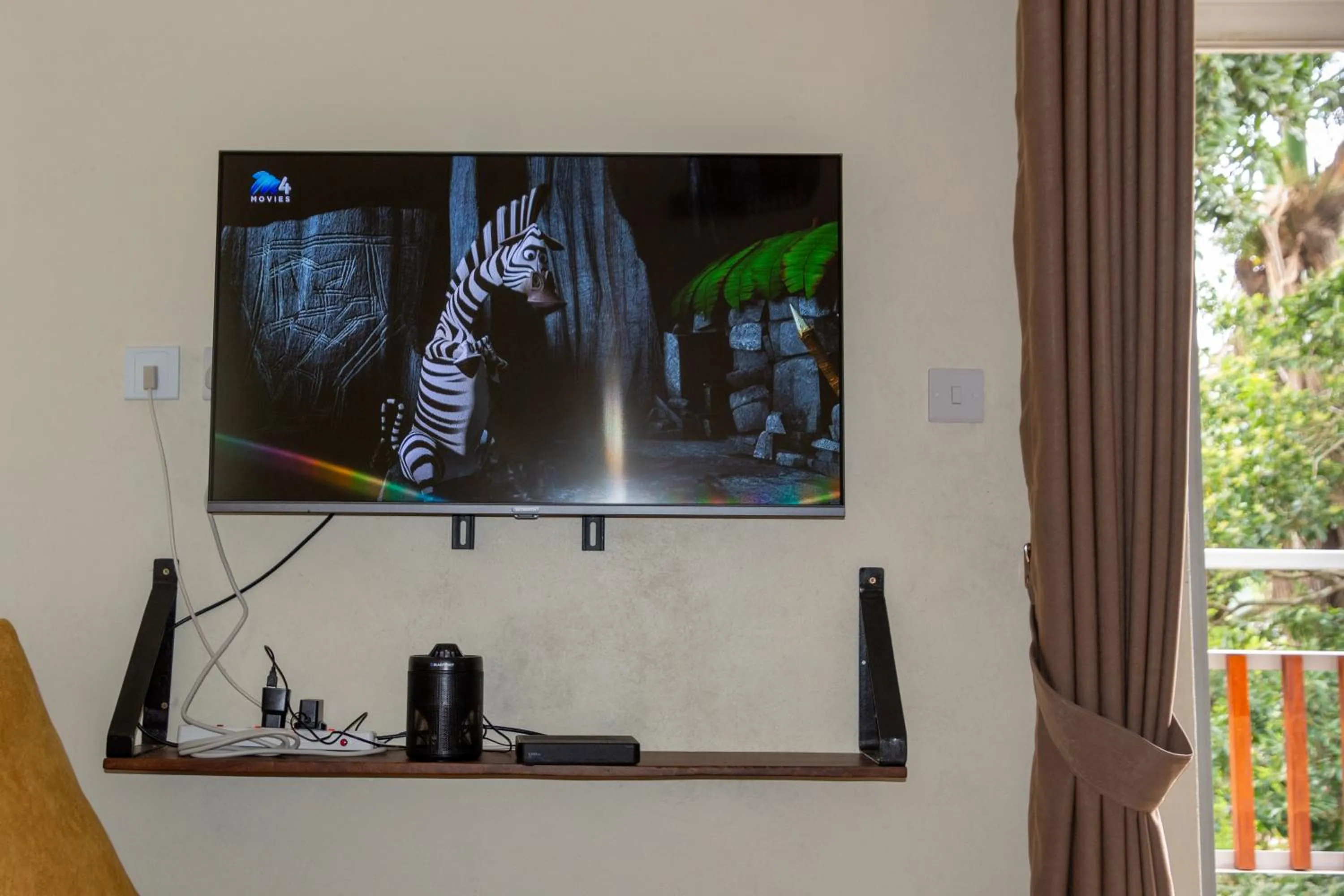 TV and multimedia in Dutchess Hotel and Restaurant