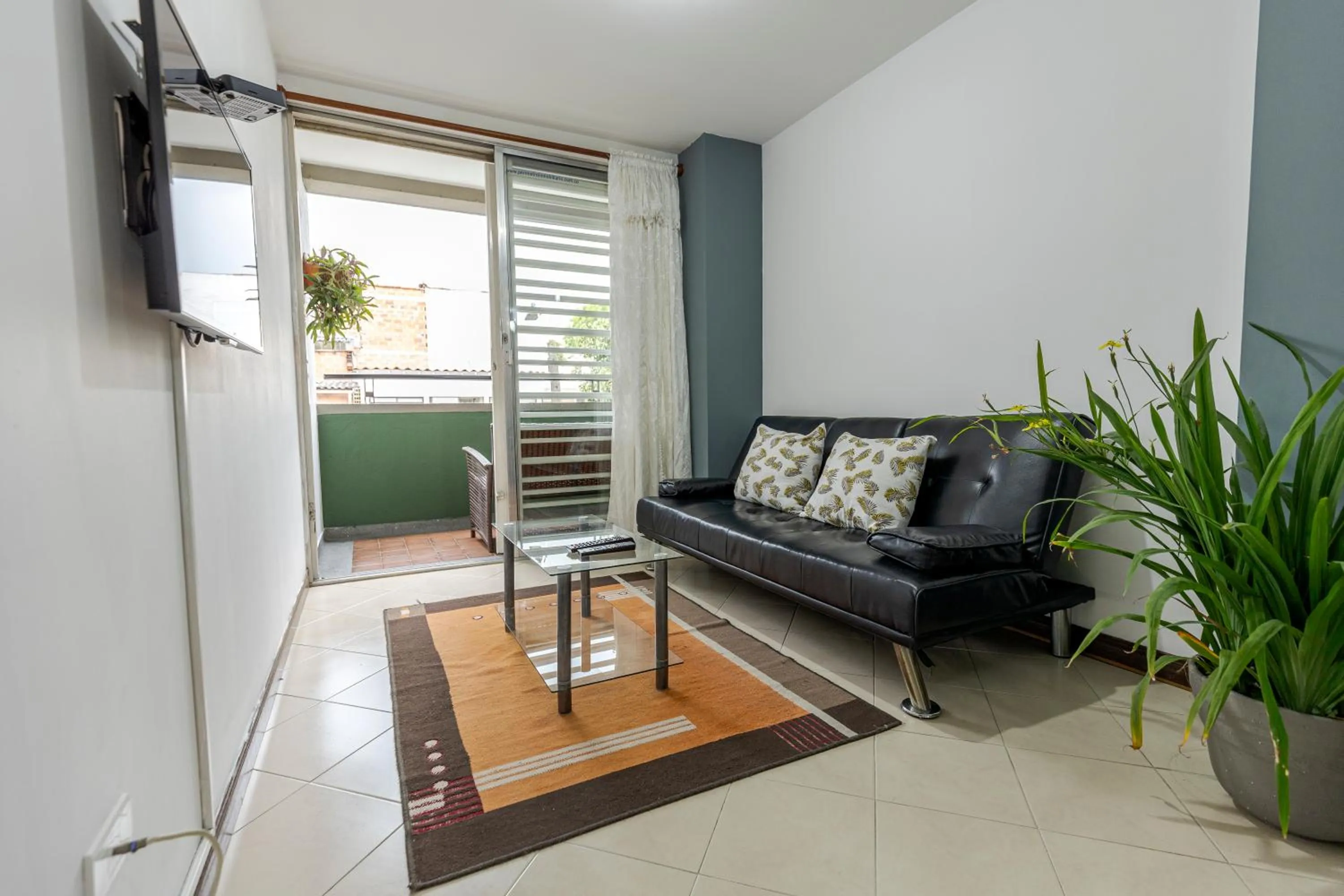 Communal lounge/ TV room in Poblado Guest House