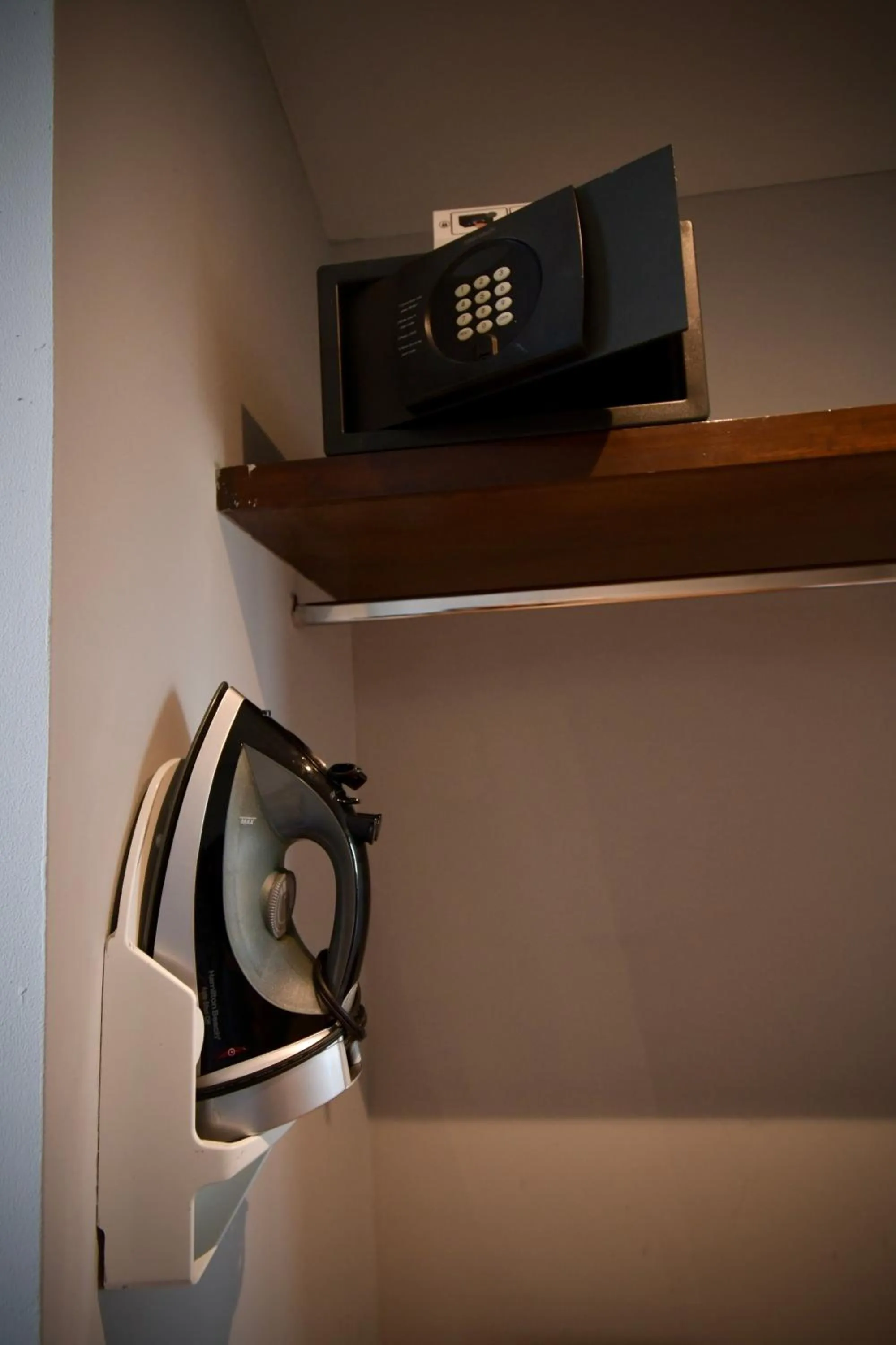 flat iron in Hotel Love It CAS Consulado