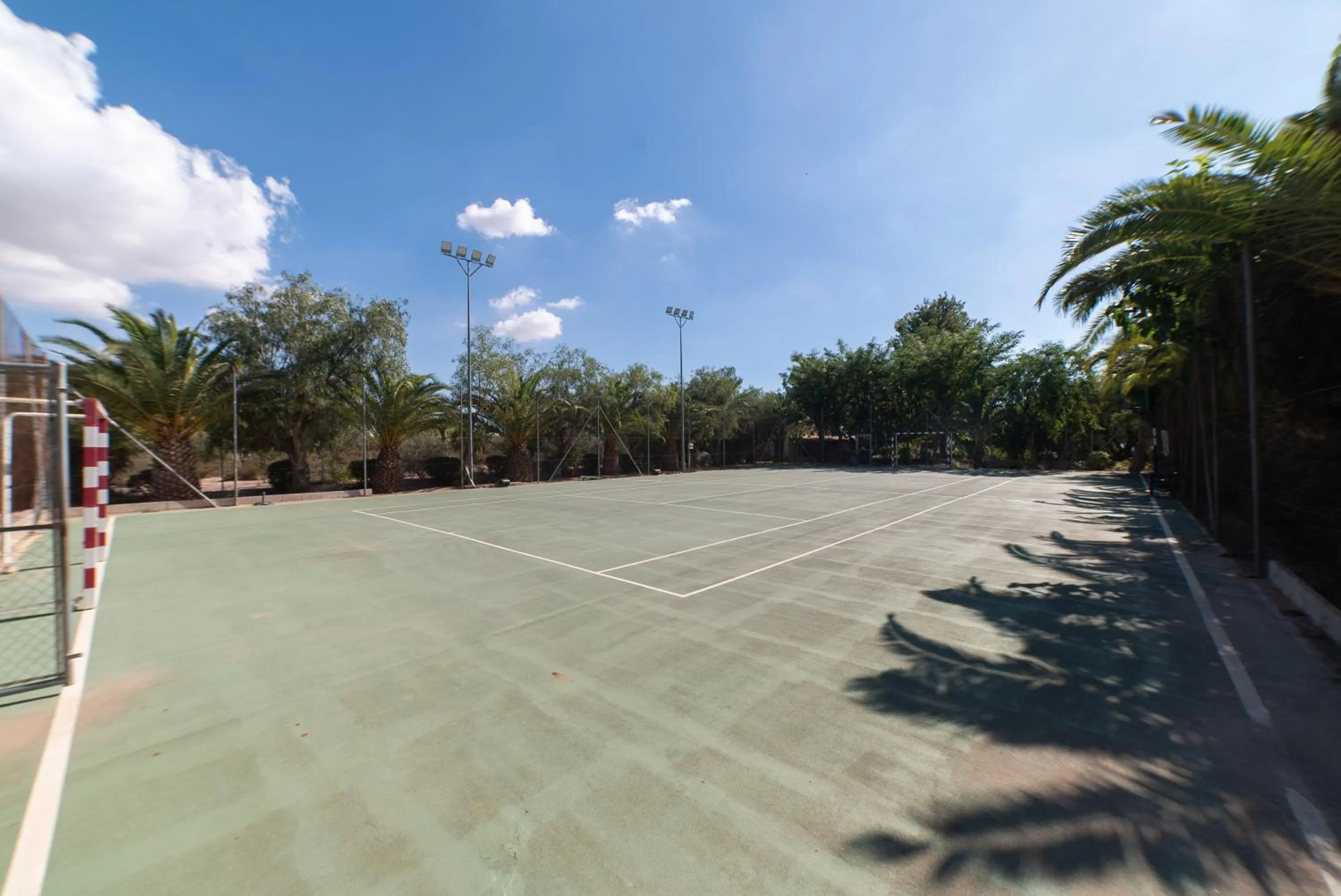 Tennis court in Las Palmeras