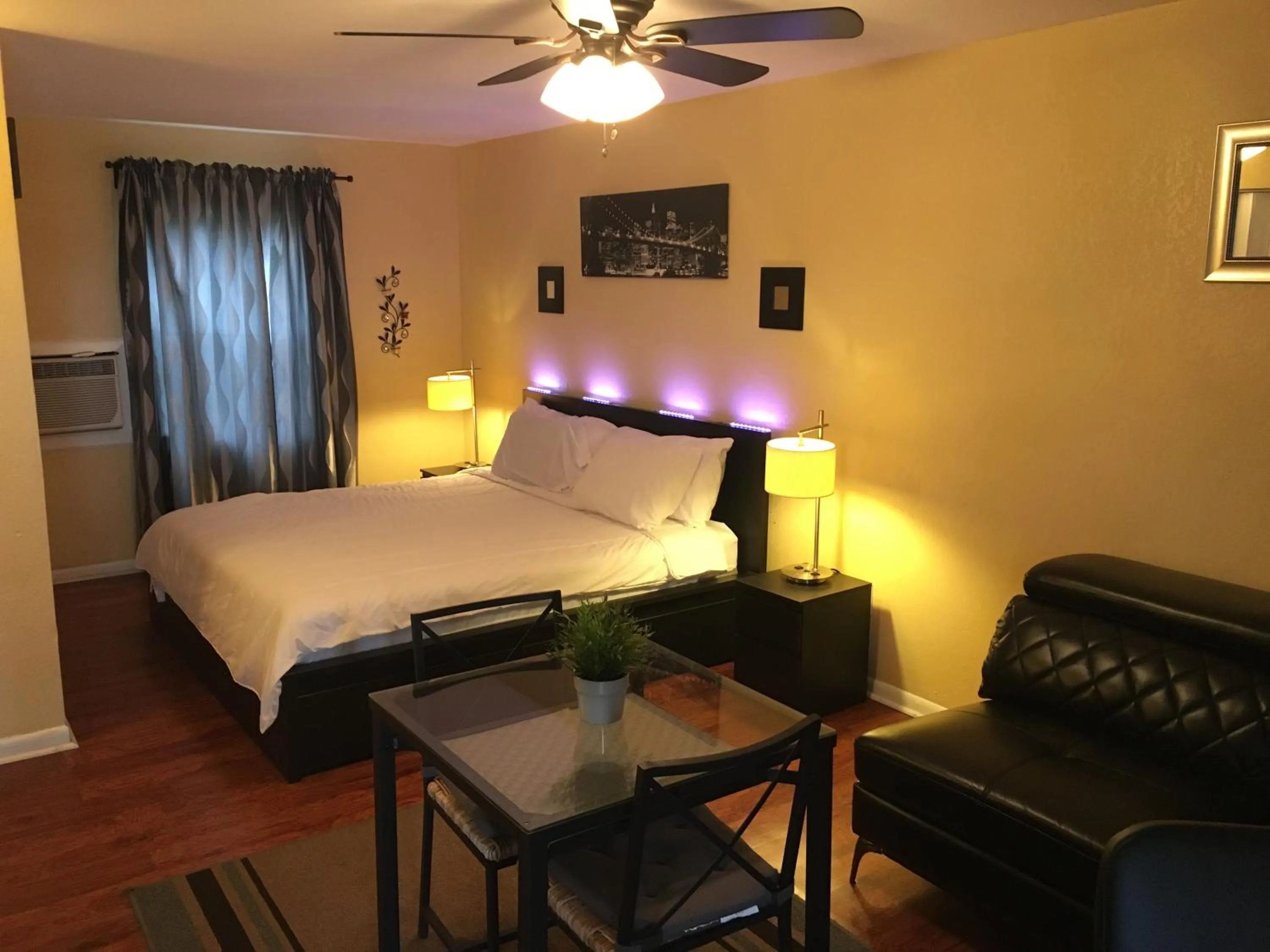 Bedroom, Bed in Delux Inn