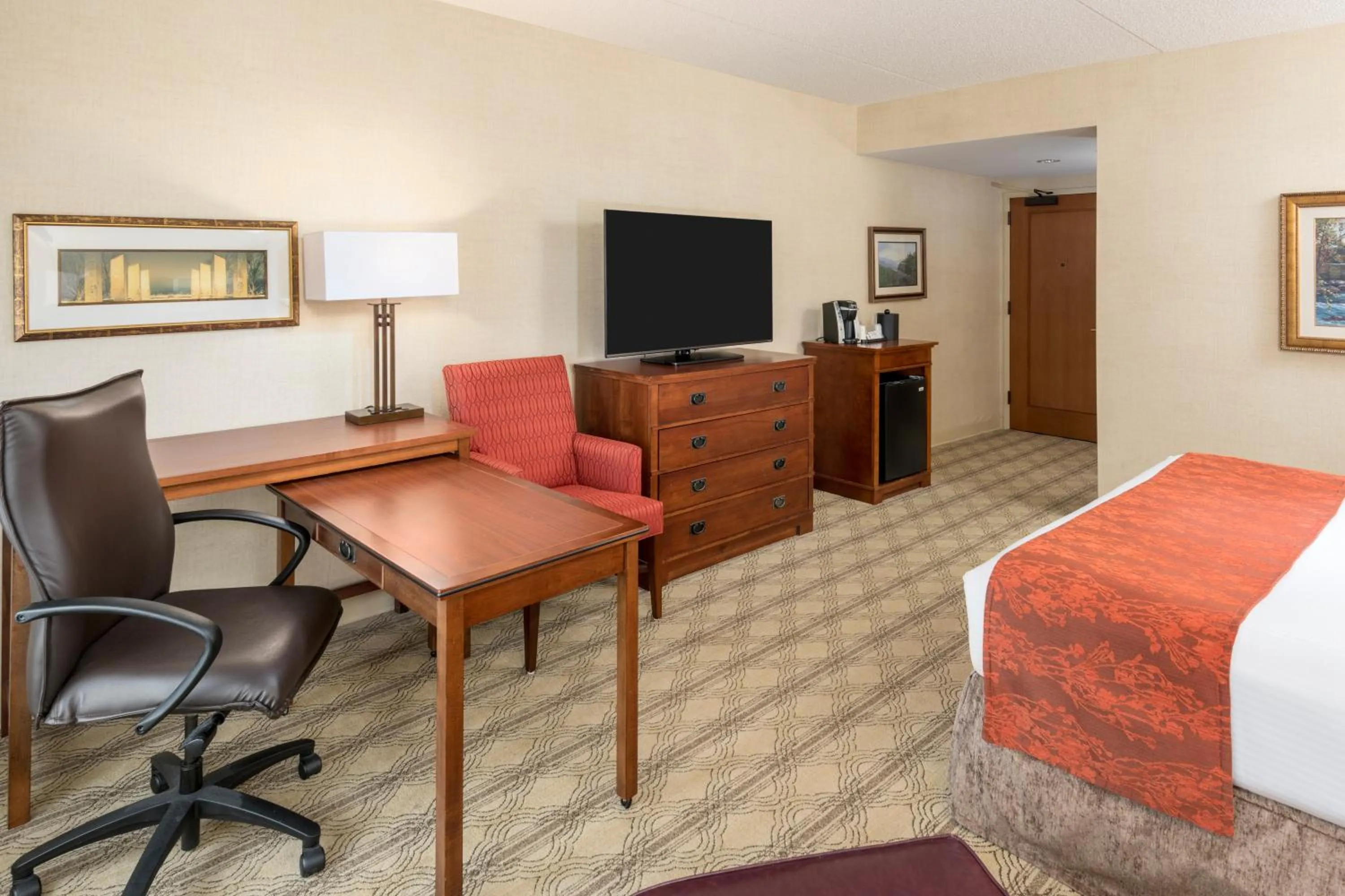 Bedroom, Bed in The Inn at Virginia Tech - On Campus