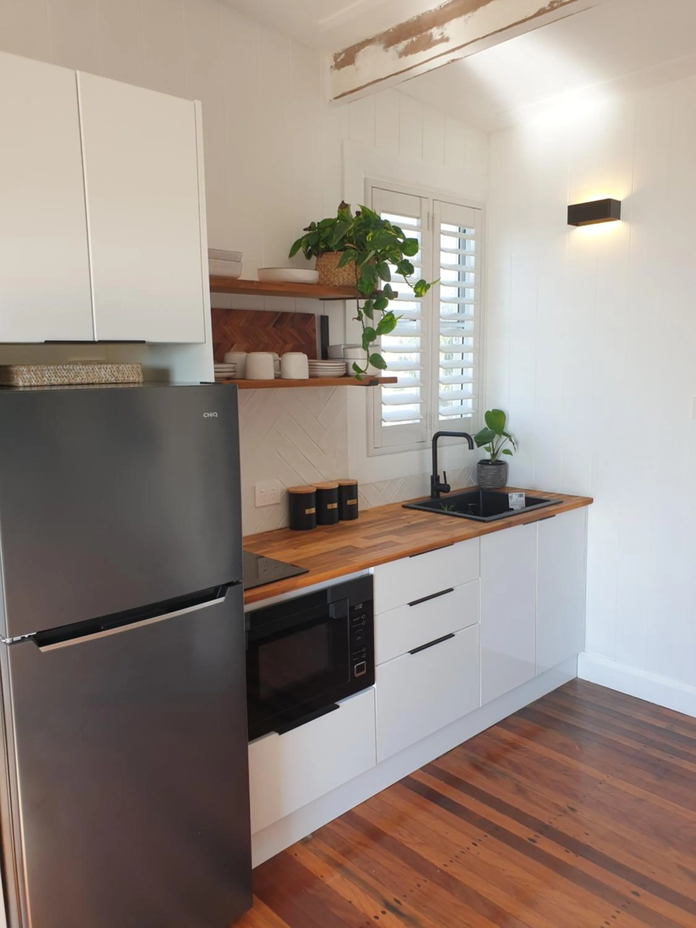 Kitchen or kitchenette in Saltwater Apartments