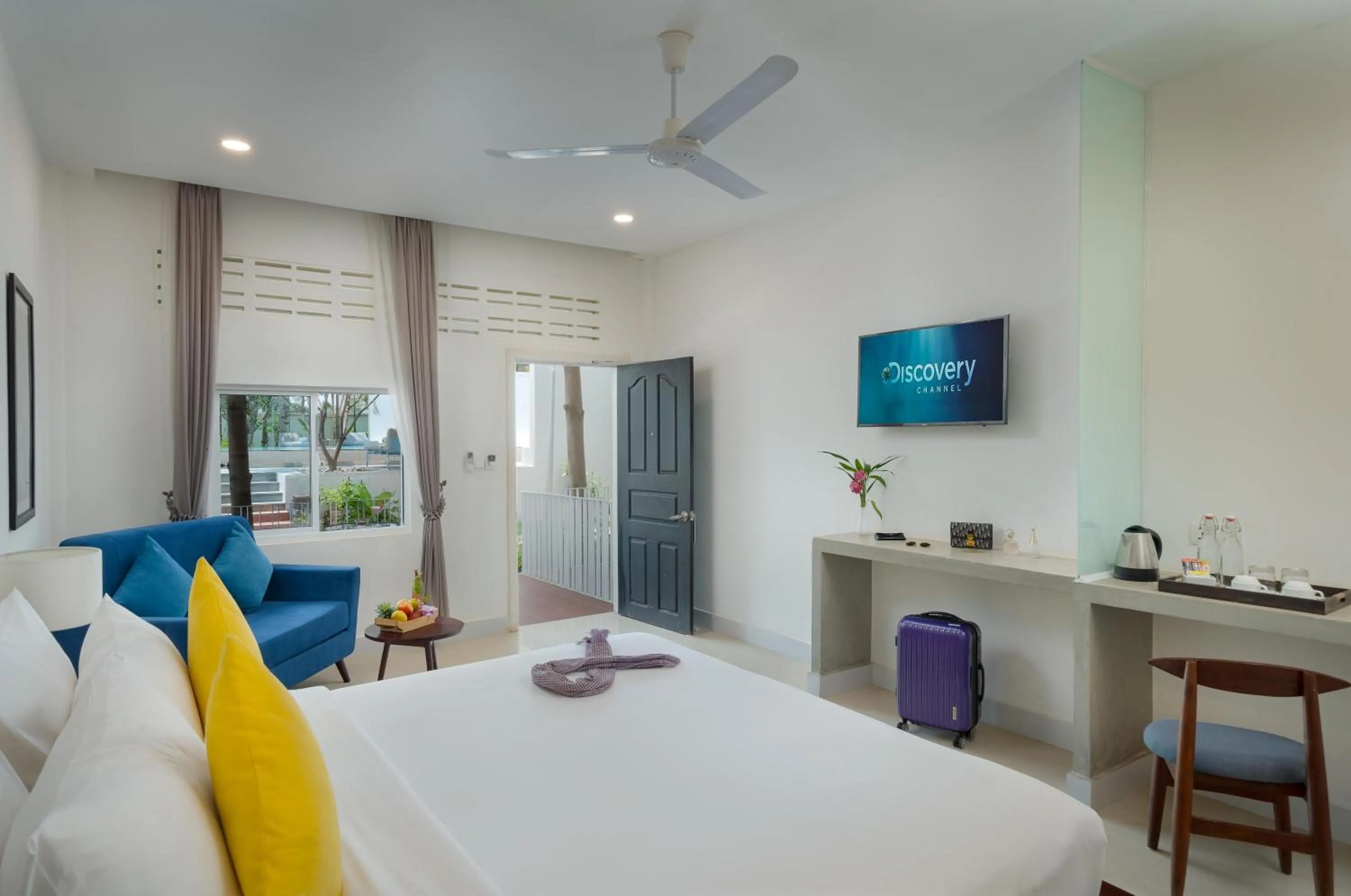 Photo of the whole room, Bed in Elysium Suite