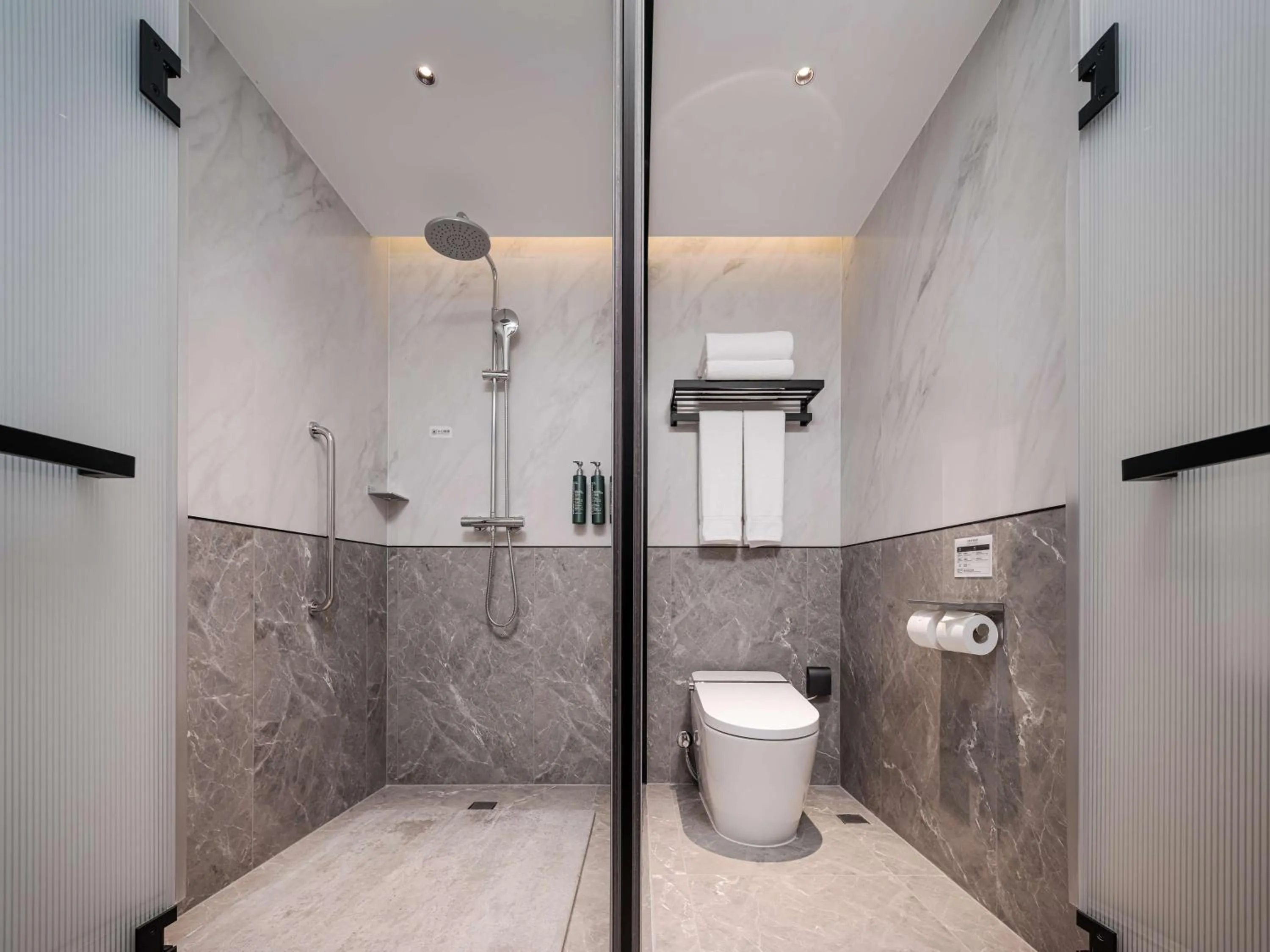 Photo of the whole room in Hilton Garden Inn Beijing Temple Of Heaven East Gate Station