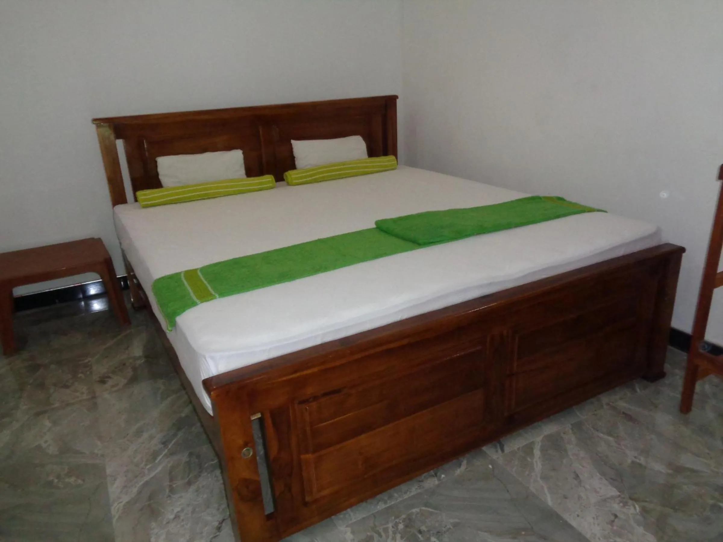 Bed in Jayaru Guest House