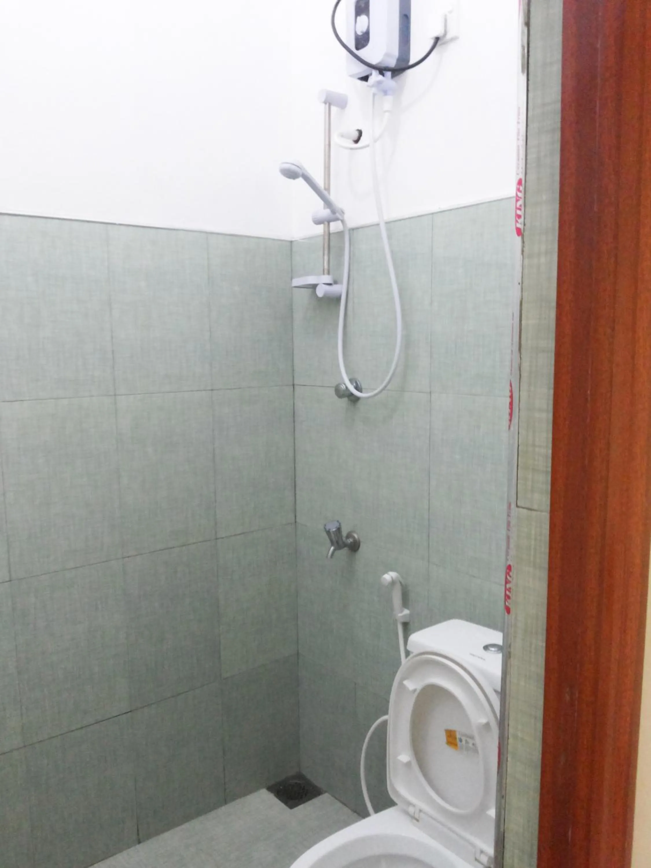 Shower in Jayaru Guest House