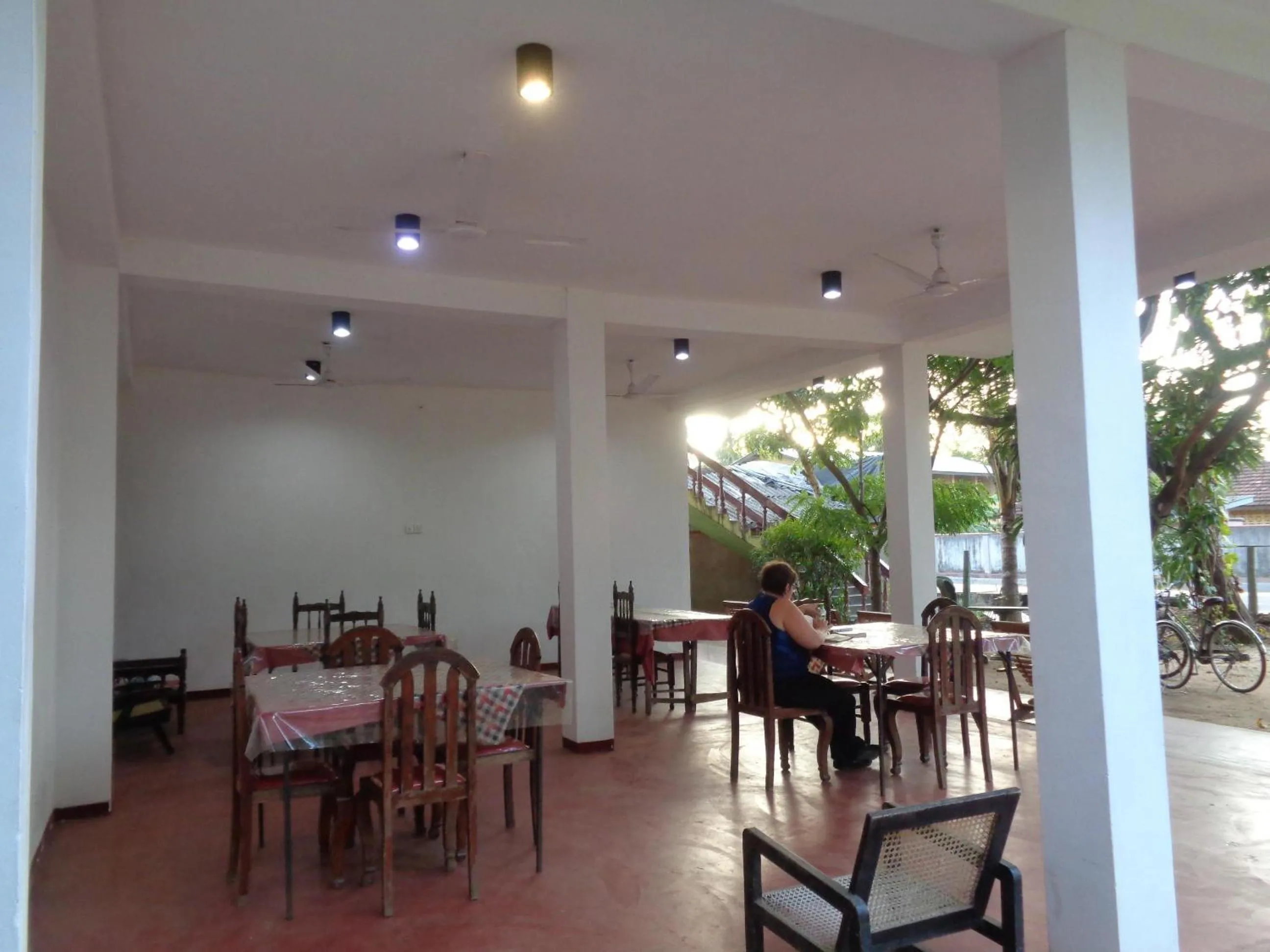 Restaurant/places to eat in Jayaru Guest House