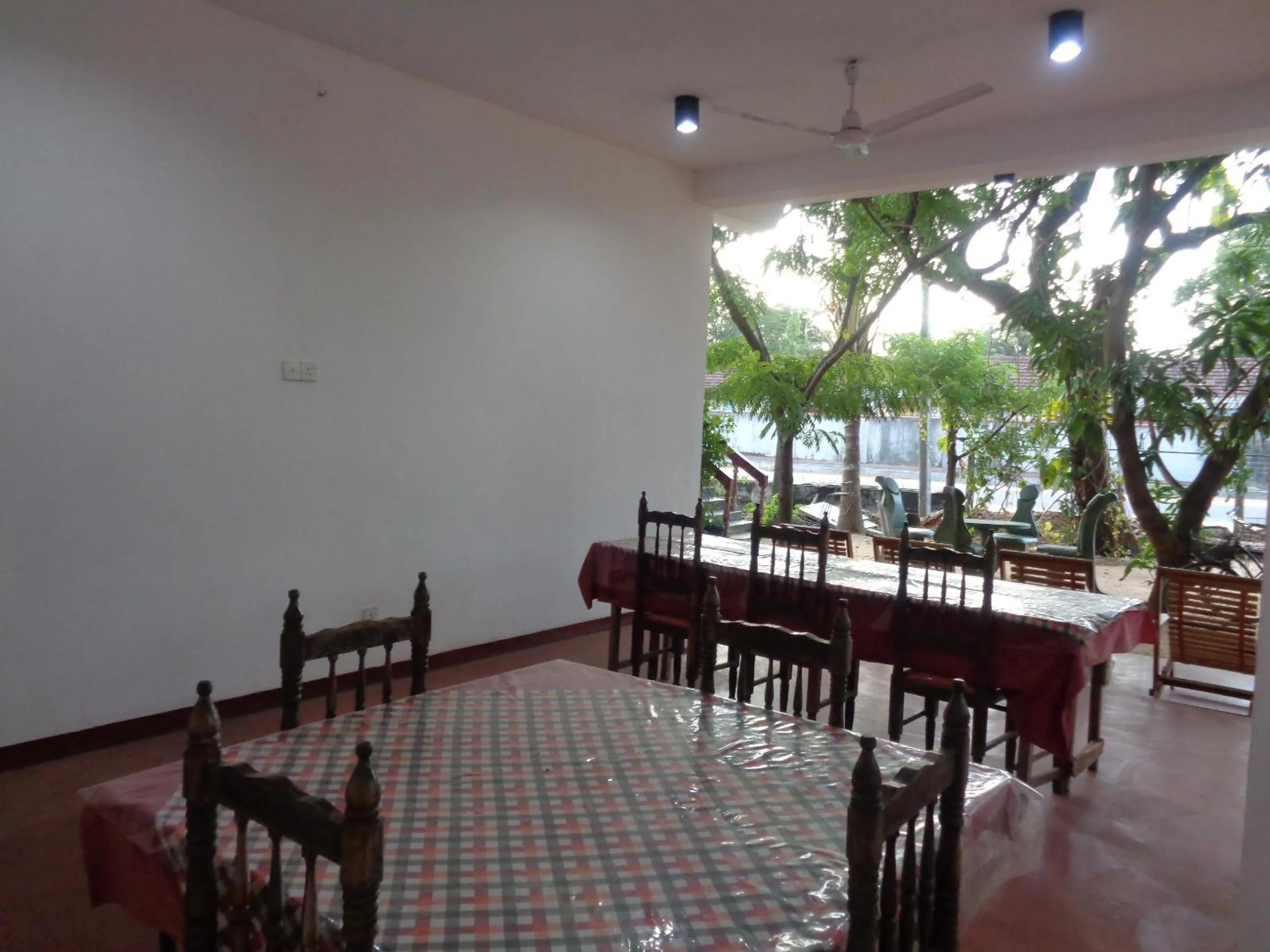 Restaurant/places to eat in Jayaru Guest House