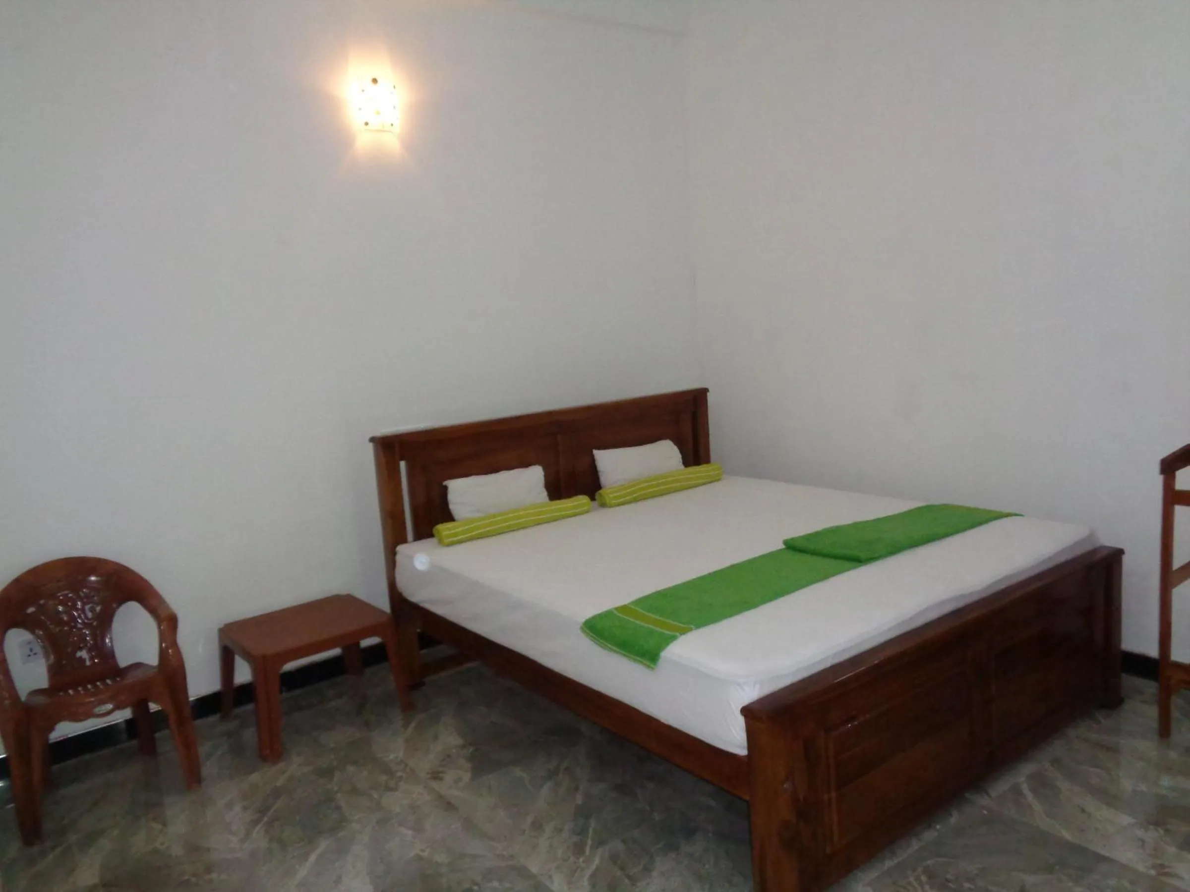 Bed in Jayaru Guest House