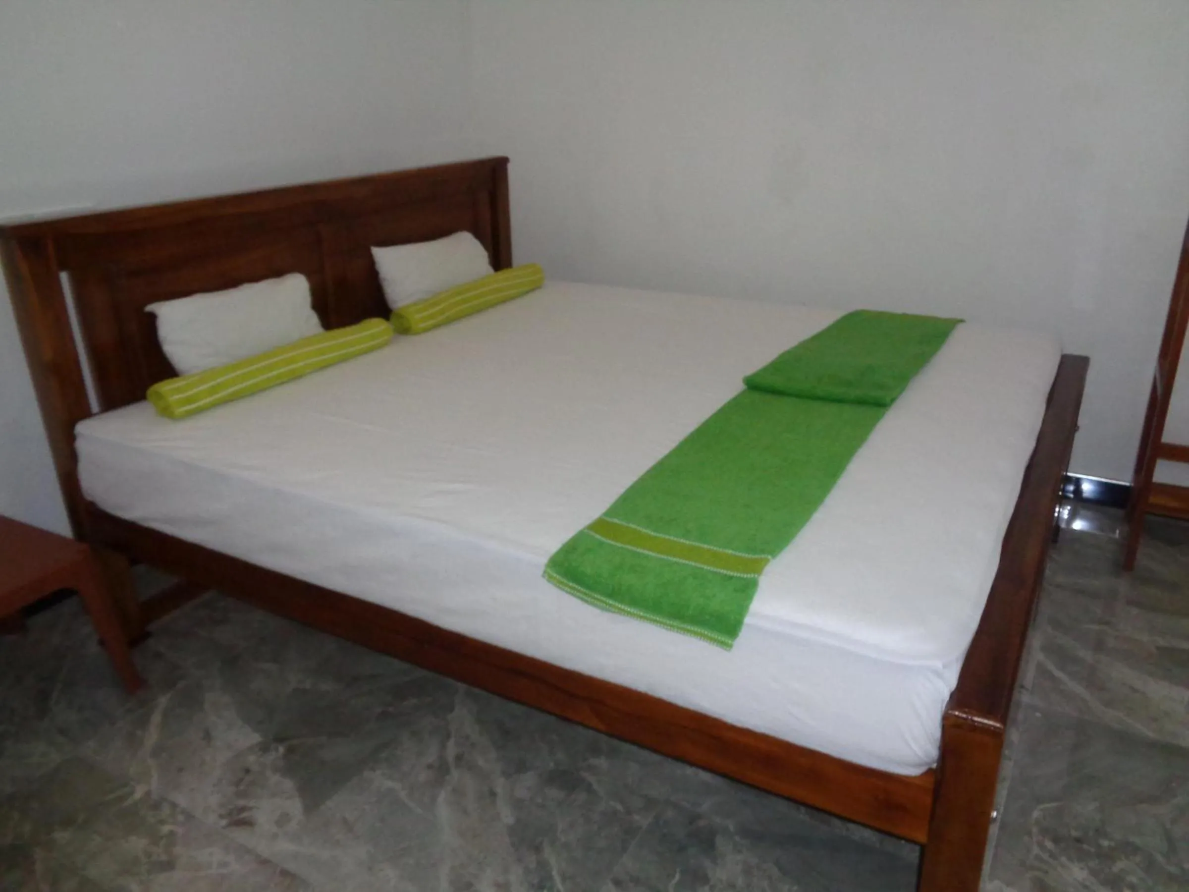 Bed in Jayaru Guest House