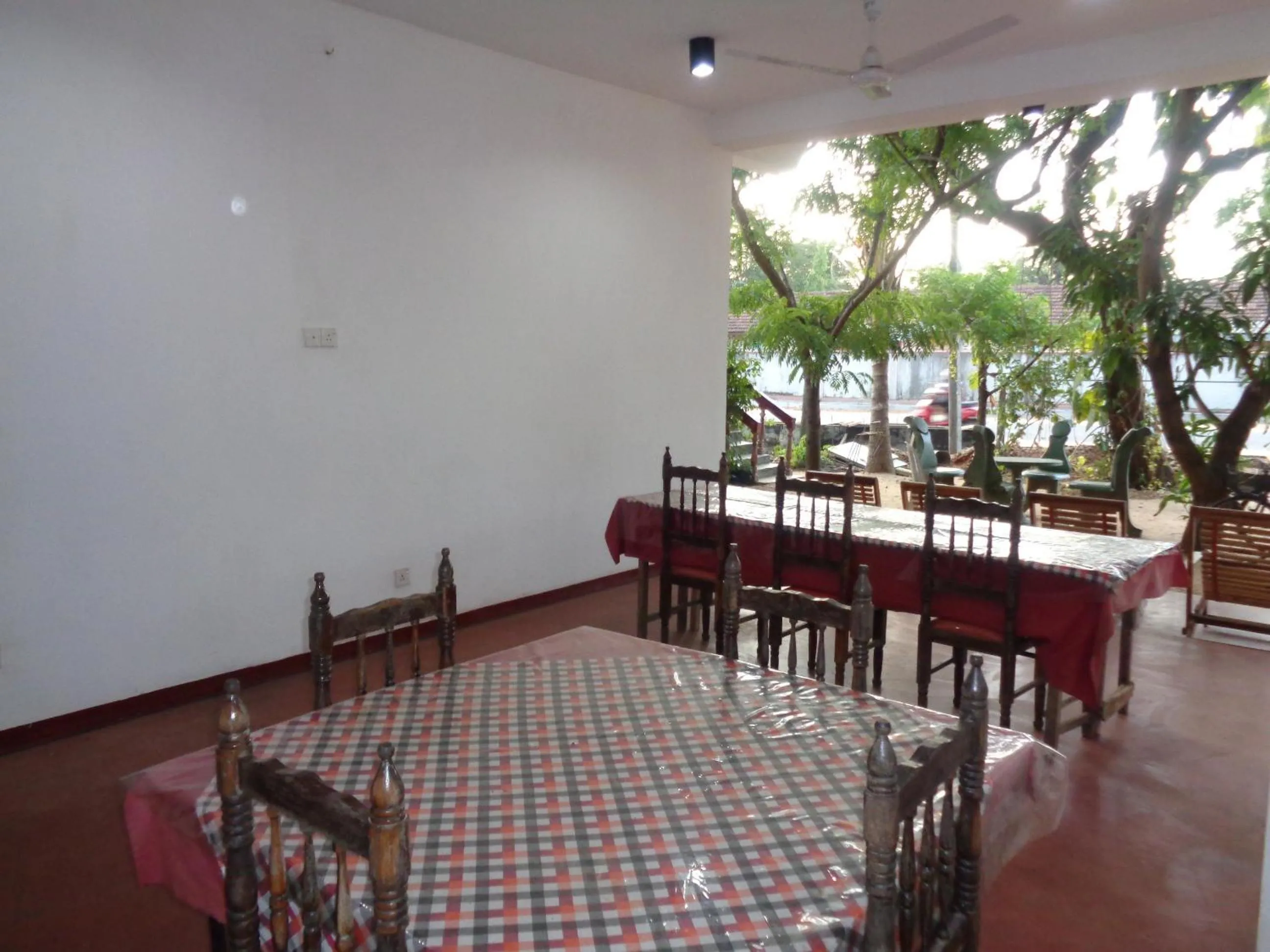 Restaurant/places to eat in Jayaru Guest House