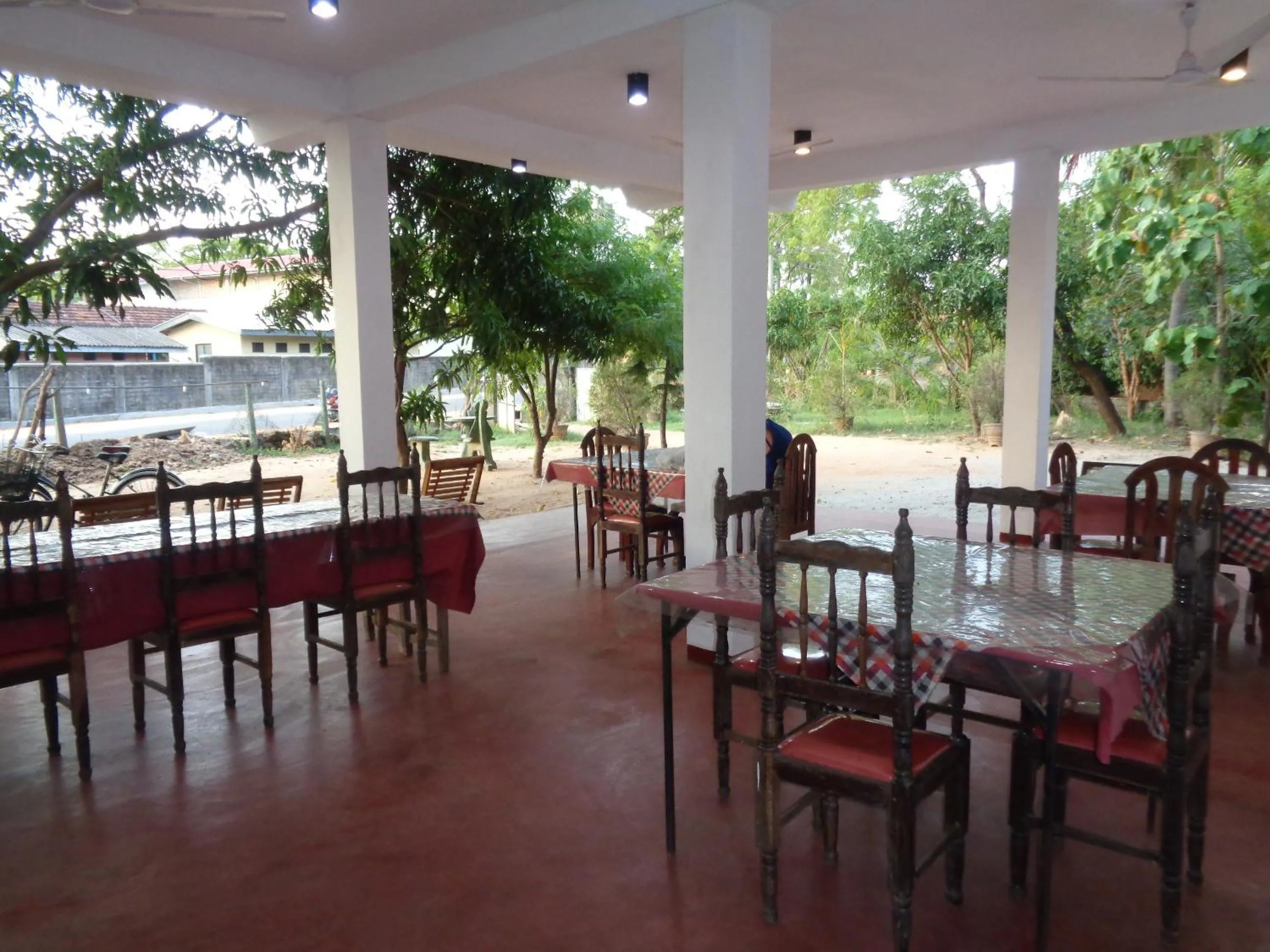 Restaurant/places to eat in Jayaru Guest House