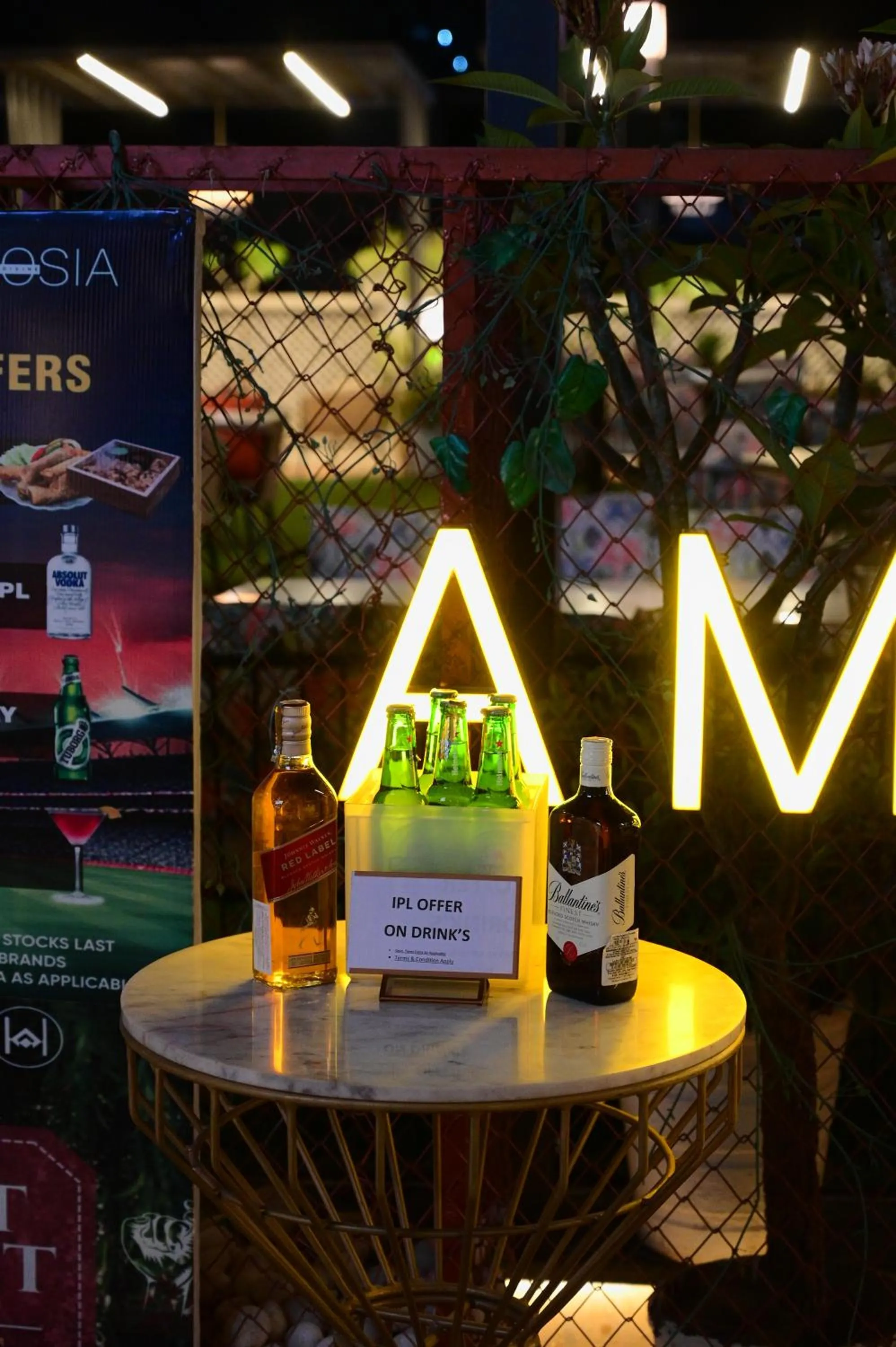 Lounge or bar in The Ambassador - Hotel & Conference Center