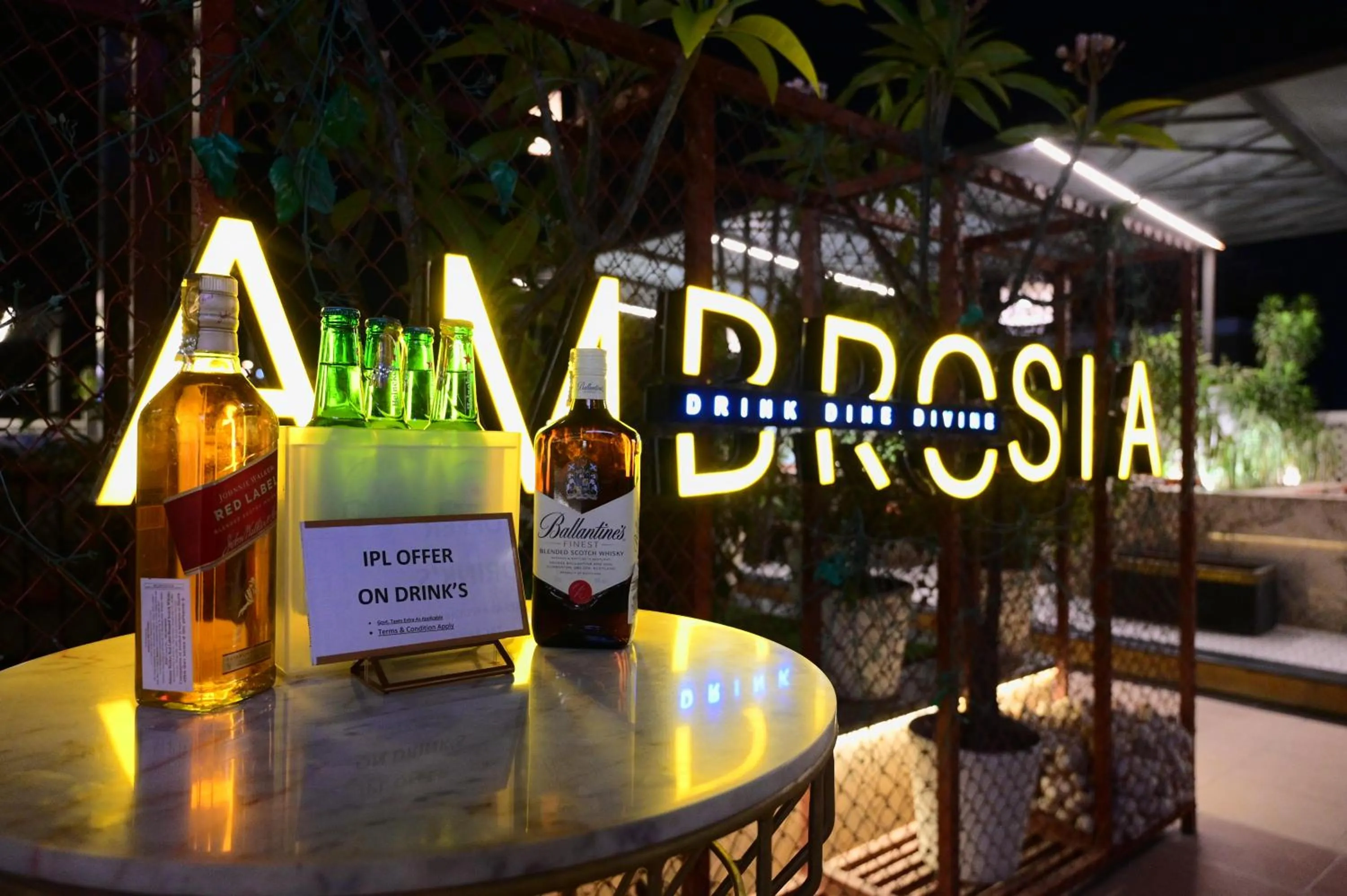 Lounge or bar in The Ambassador - Hotel & Conference Center