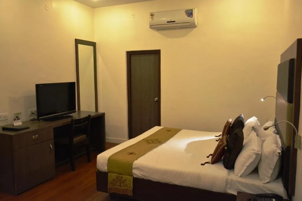 TV and multimedia, Bed in The Ambassador - Hotel & Conference Center