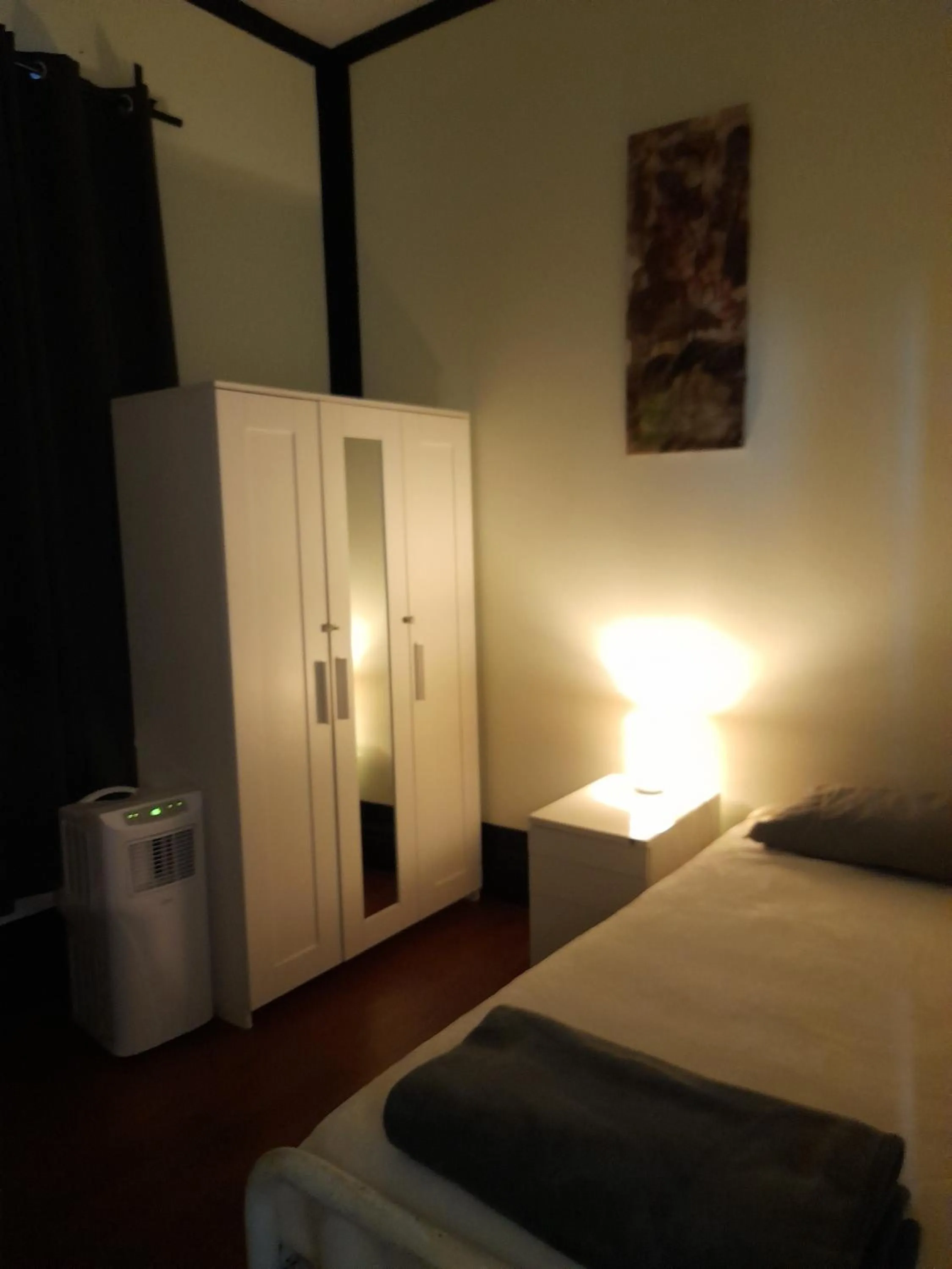 Ozi Inn Backpackers - Perth -Valid International Passport Required