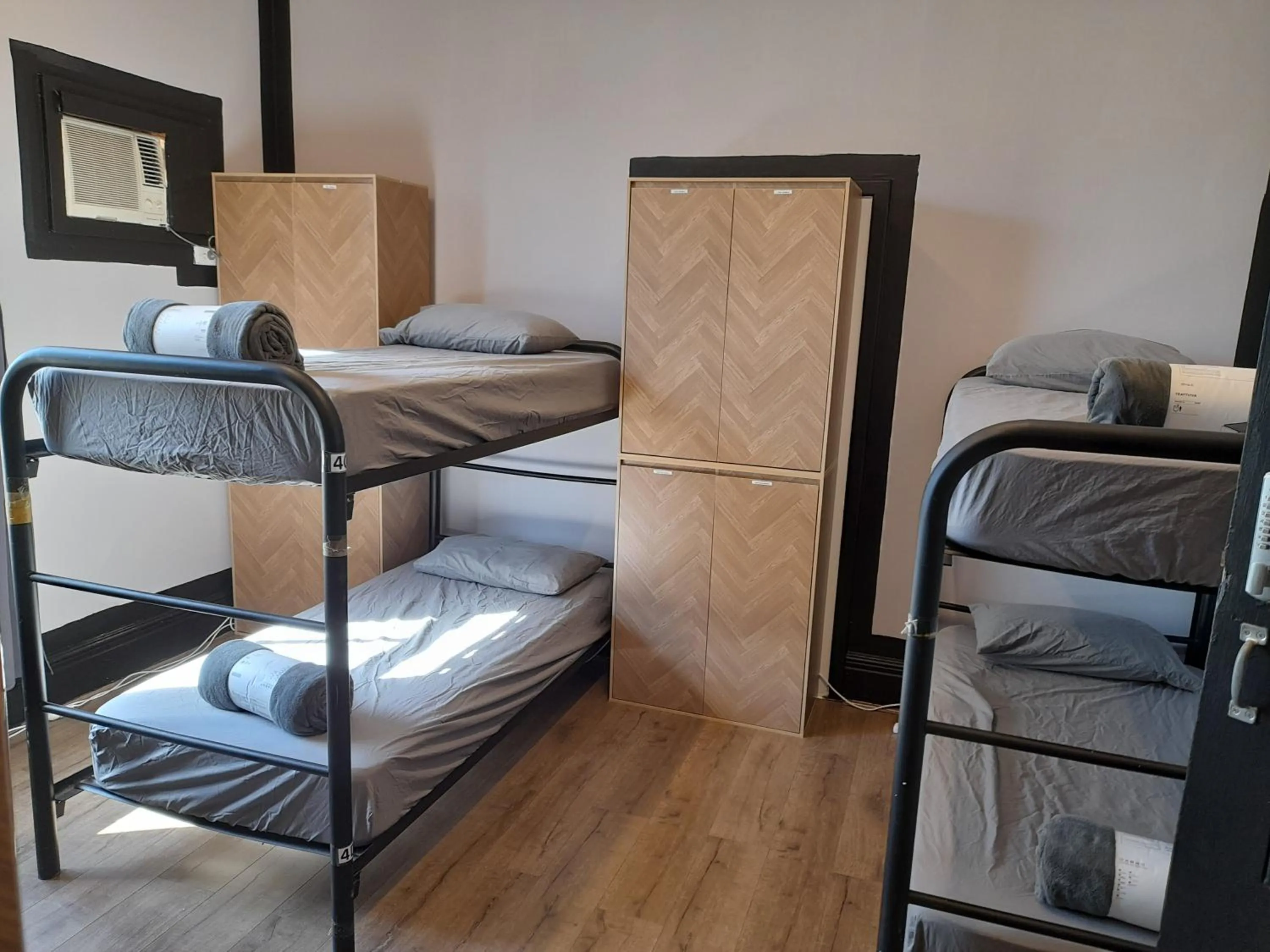 6 Bed Mixed Dormitory in Ozi Inn Backpackers - Perth -Valid International Passport Required