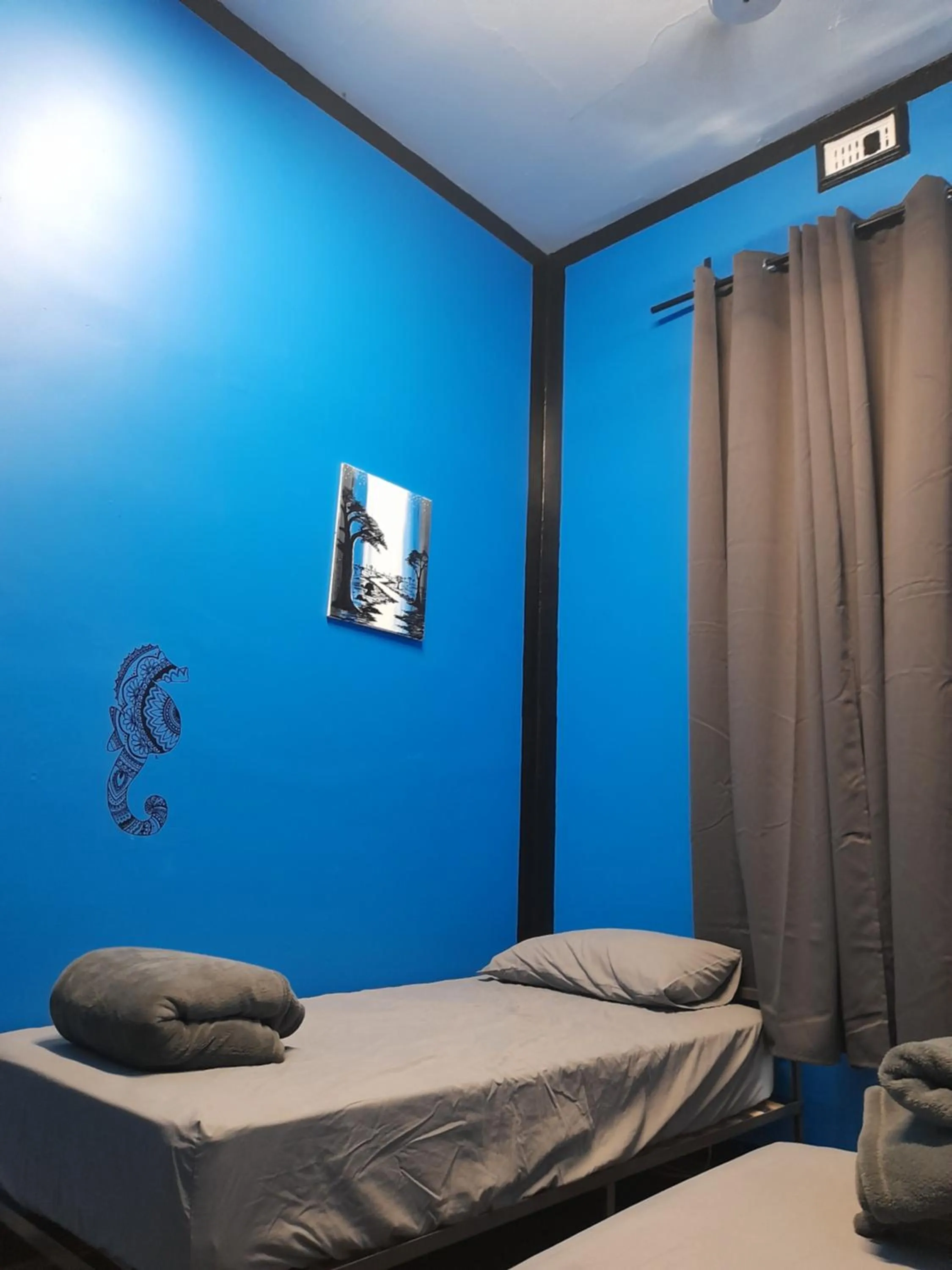 Ozi Inn Backpackers - Perth -Valid International Passport Required