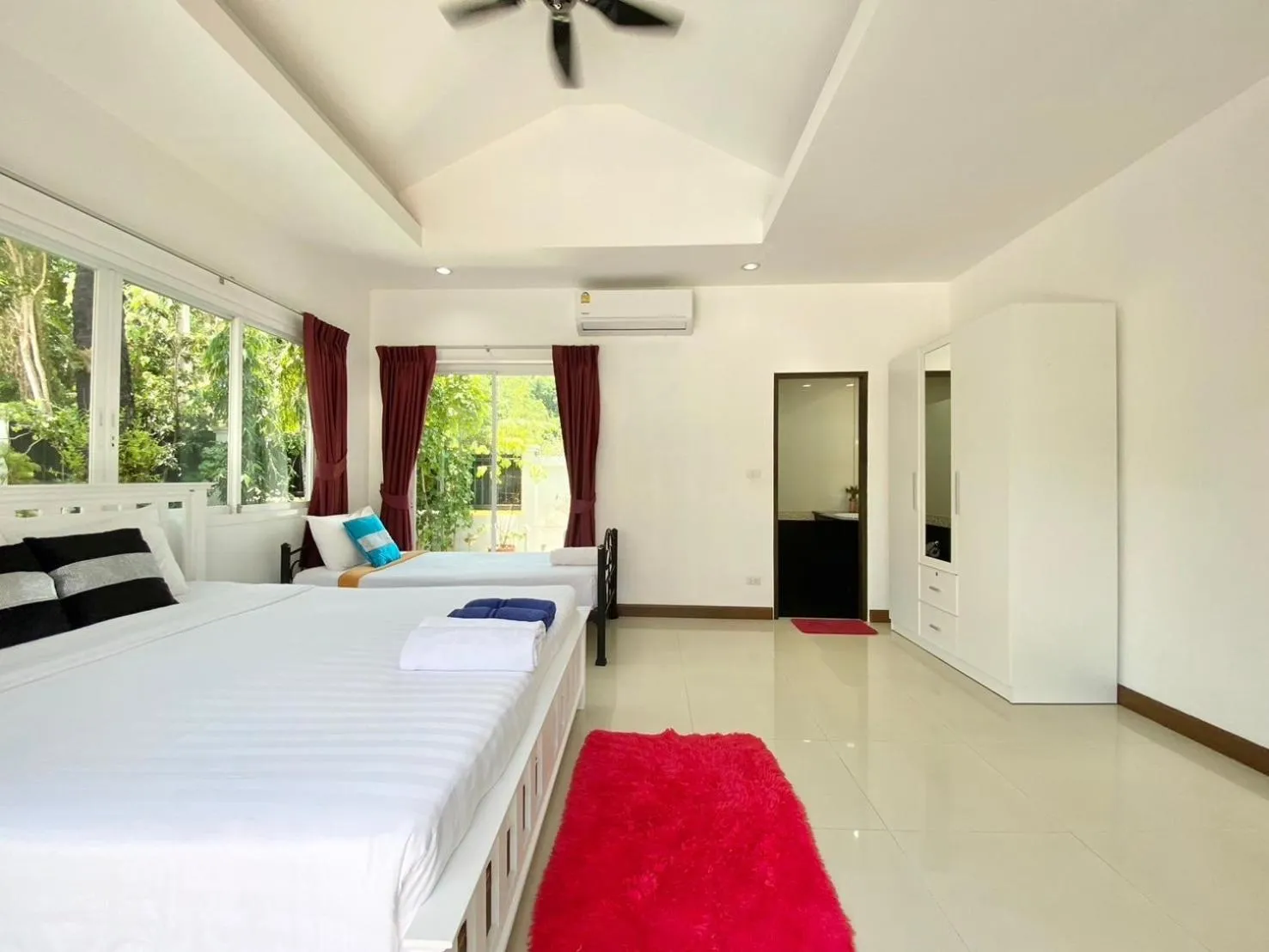 Bed in Chalong - 4 Bedroom Private Pool Villa - Phuket