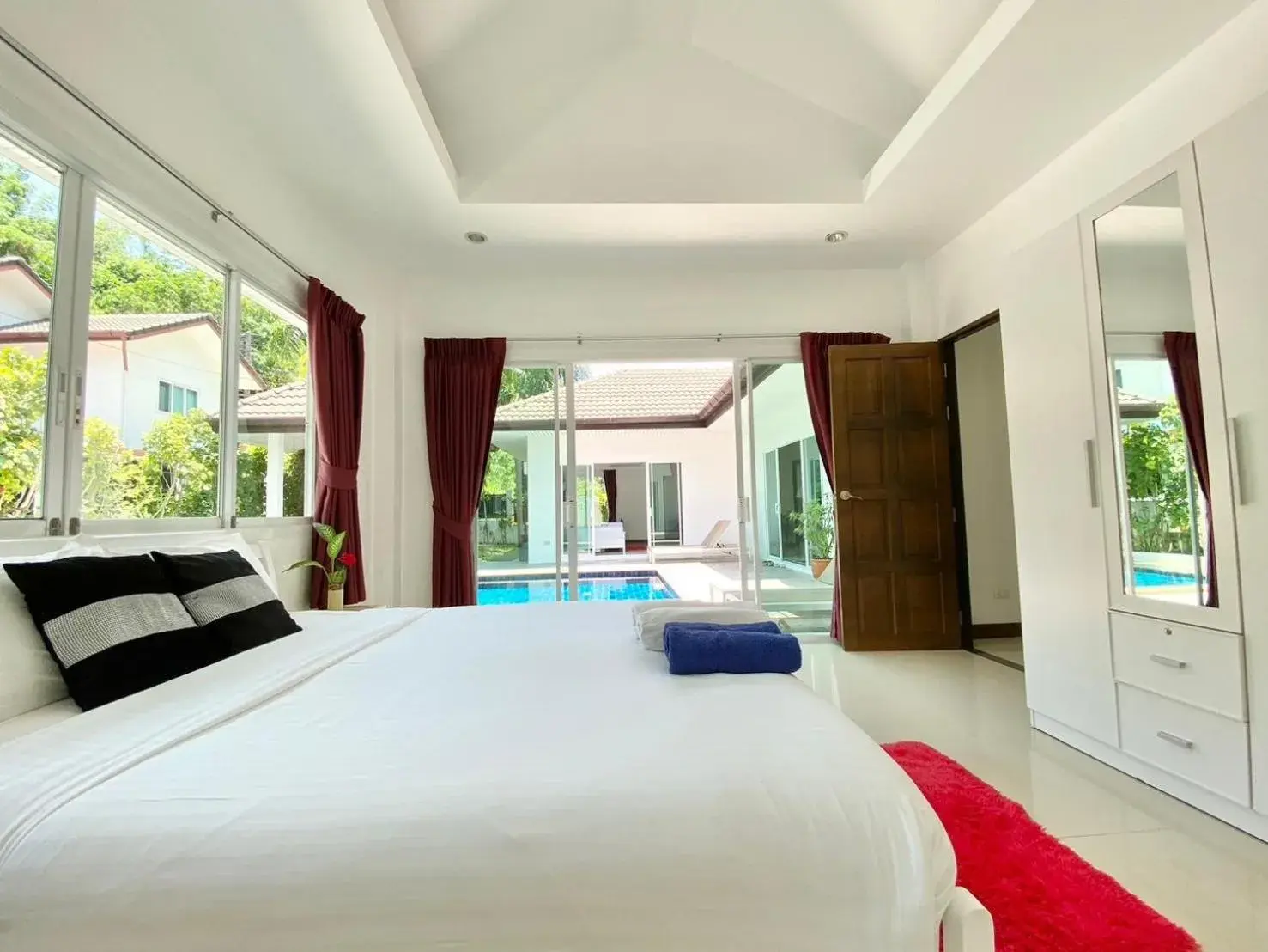 Bed in Chalong - 4 Bedroom Private Pool Villa - Phuket Bed in Chalong - 4 Bedroom Private Pool Villa - Phuket