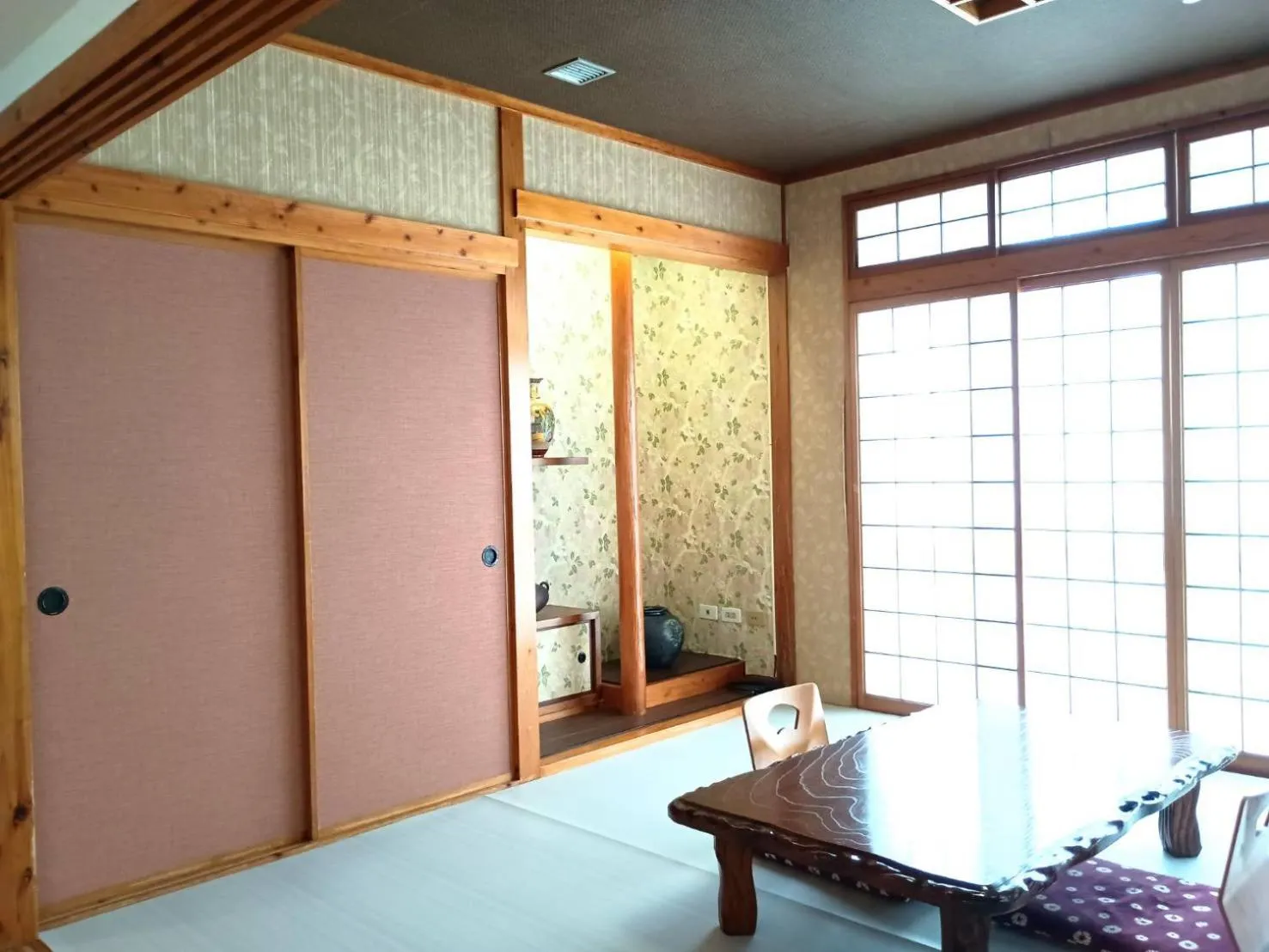 Bed in Sunrise Hotel Okinawa-どこか懐かしいレトロ宿軽朝食付