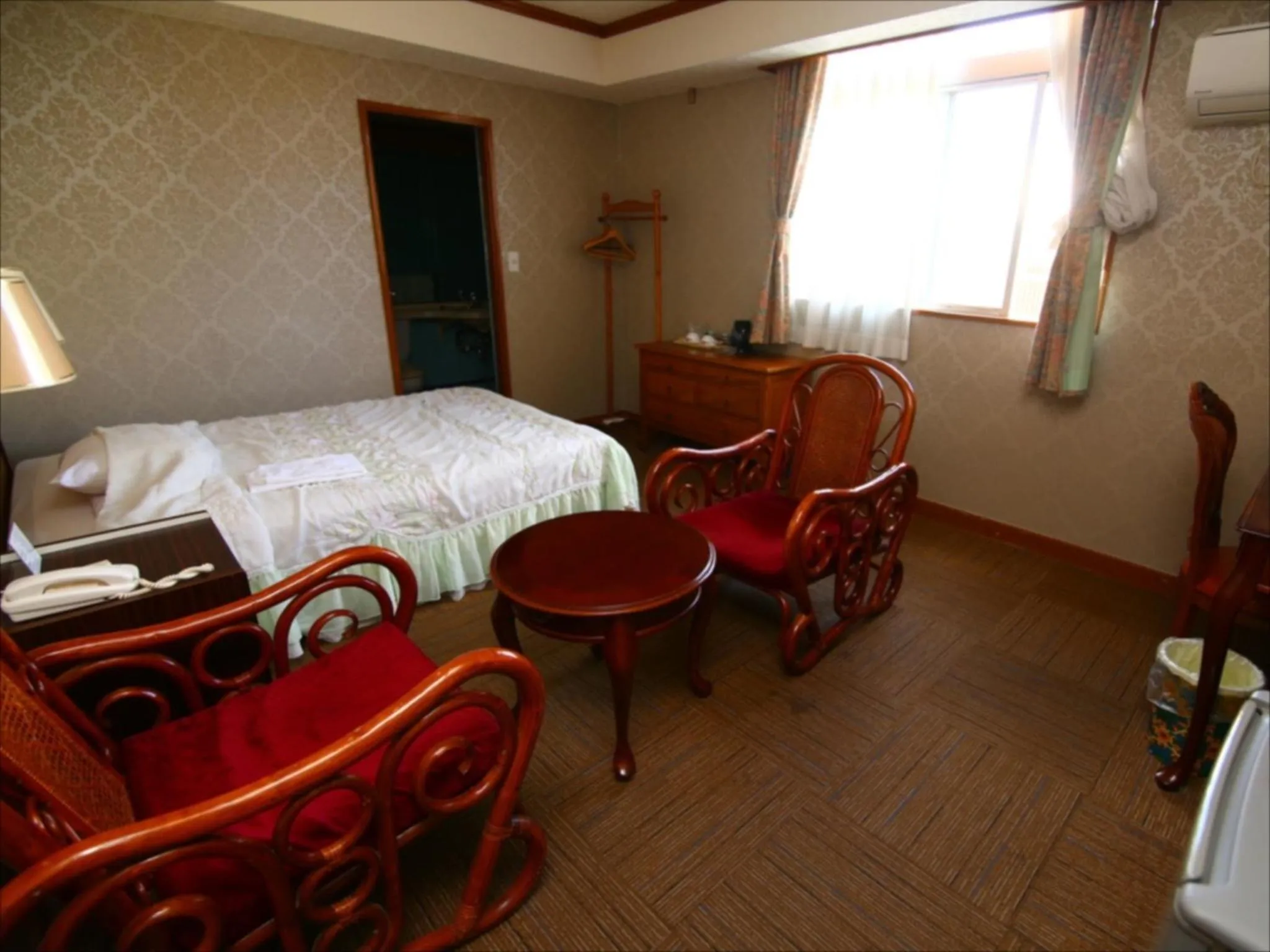 Photo of the whole room, Bed in Sunrise Hotel Okinawa-どこか懐かしいレトロ宿軽朝食付