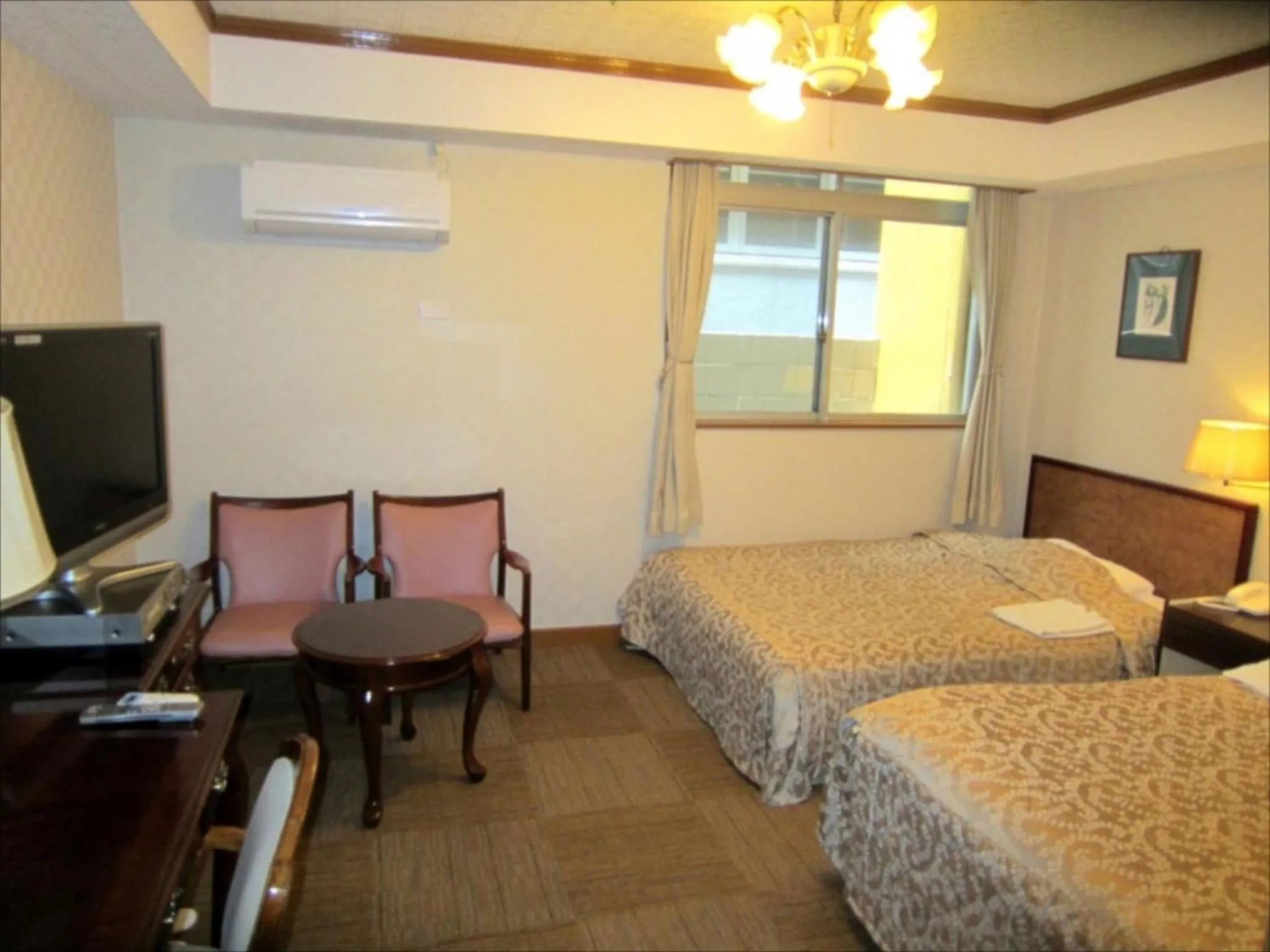 Photo of the whole room, Bed in Sunrise Hotel Okinawa-どこか懐かしいレトロ宿軽朝食付