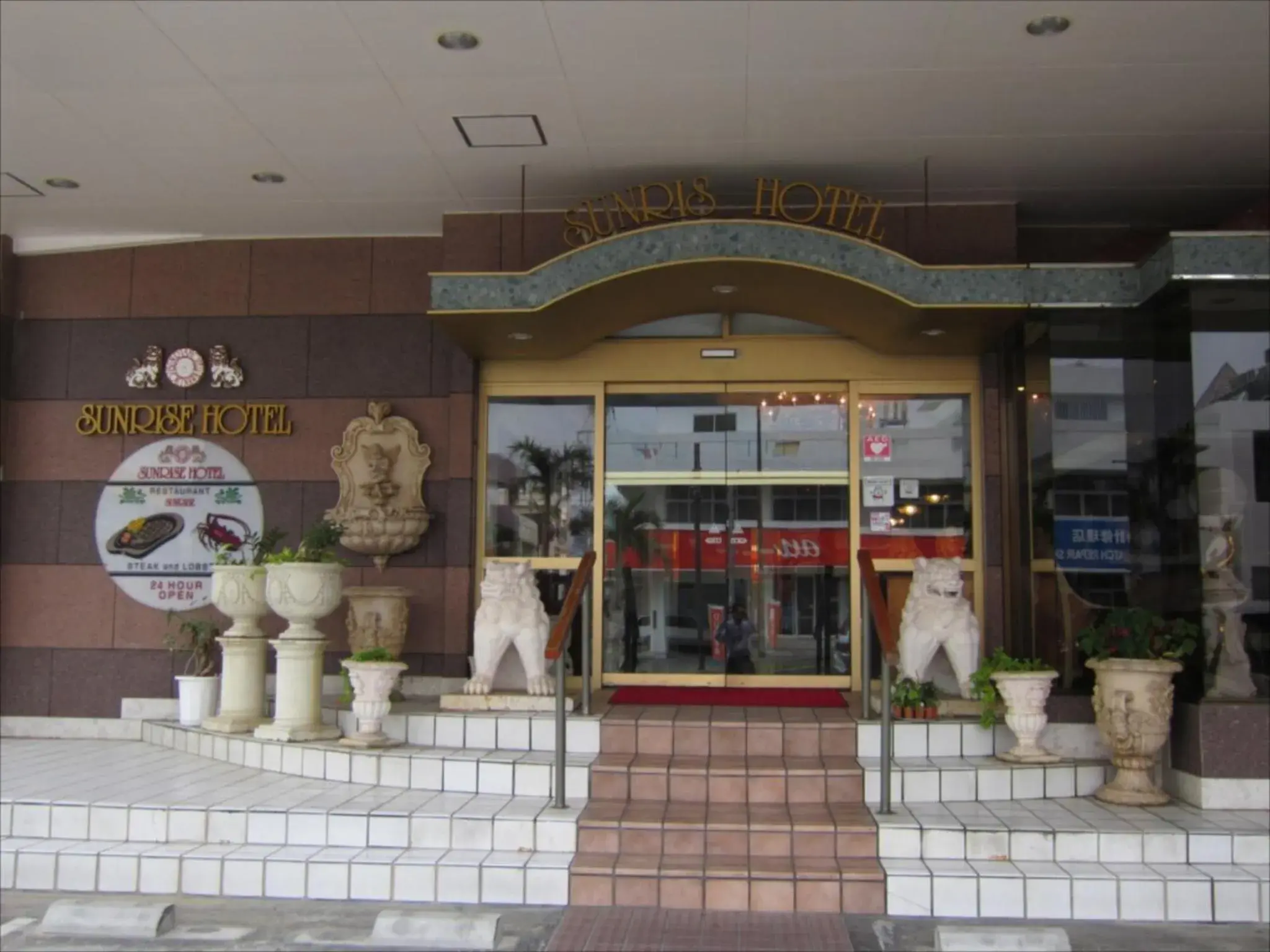 Facade/entrance in Sunrise Hotel Okinawa-どこか懐かしいレトロな雰囲気の宿 Facade/entrance in Sunrise Hotel Okinawa-どこか懐かしいレトロな雰囲気の宿