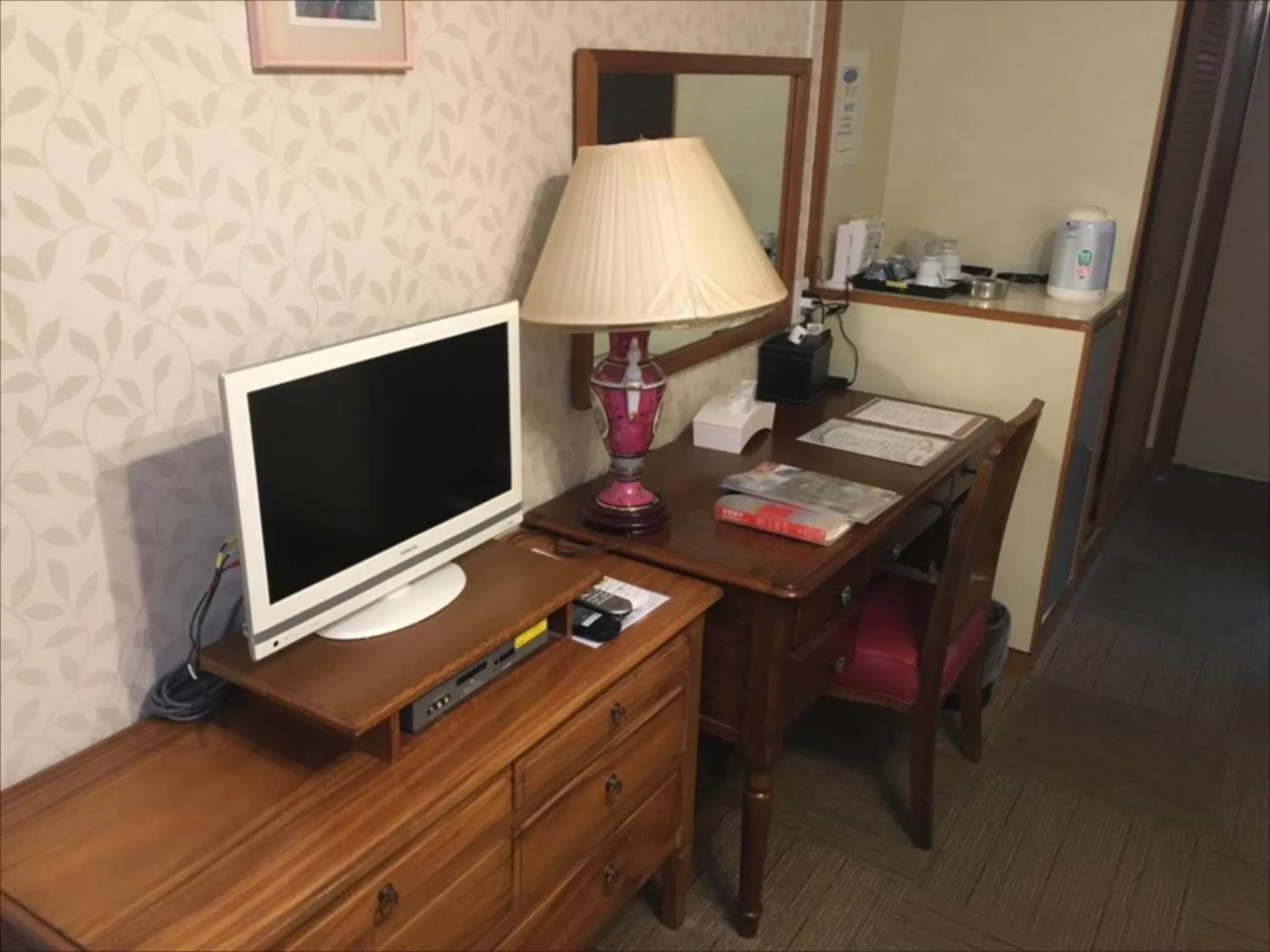 Photo of the whole room in Sunrise Hotel Okinawa-どこか懐かしいレトロ宿軽朝食付