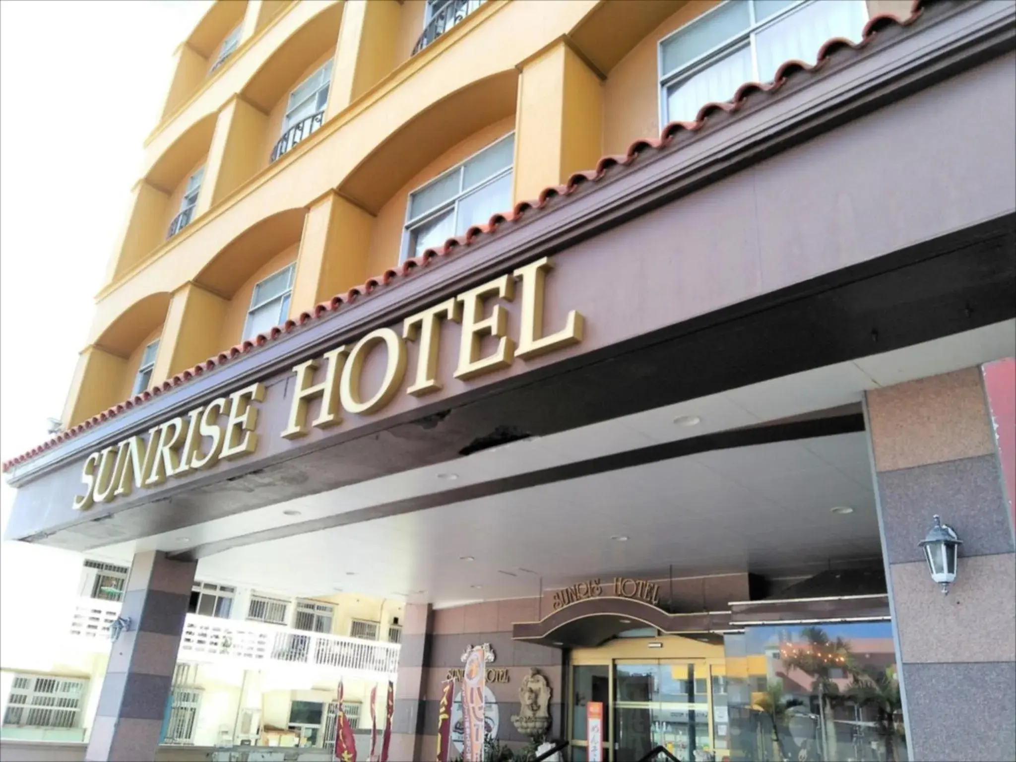 Property building in Sunrise Hotel Okinawa-どこか懐かしいレトロ宿軽朝食付 Property building in Sunrise Hotel Okinawa-どこか懐かしいレトロ宿軽朝食付