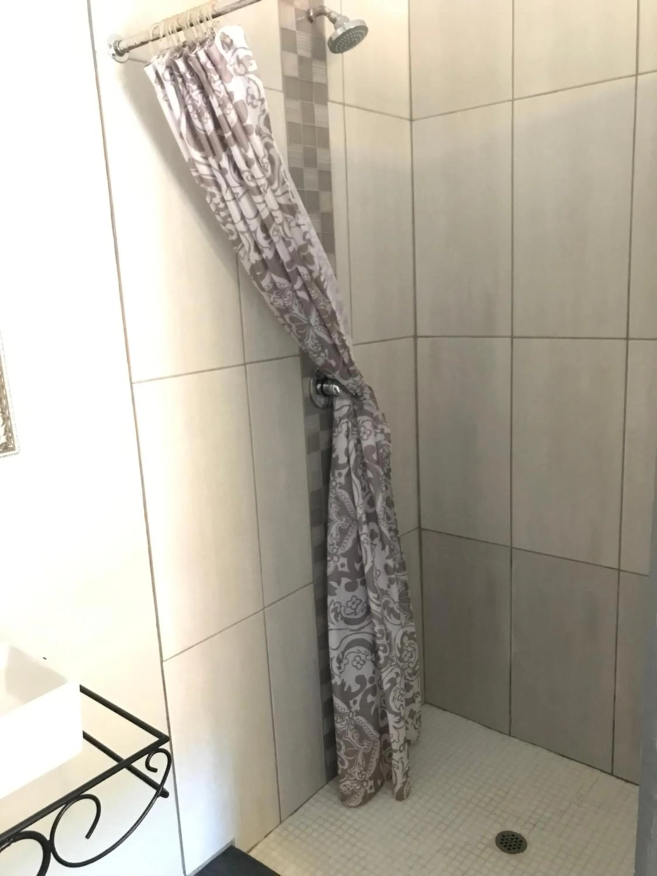 Shower in 28 La Rochelle