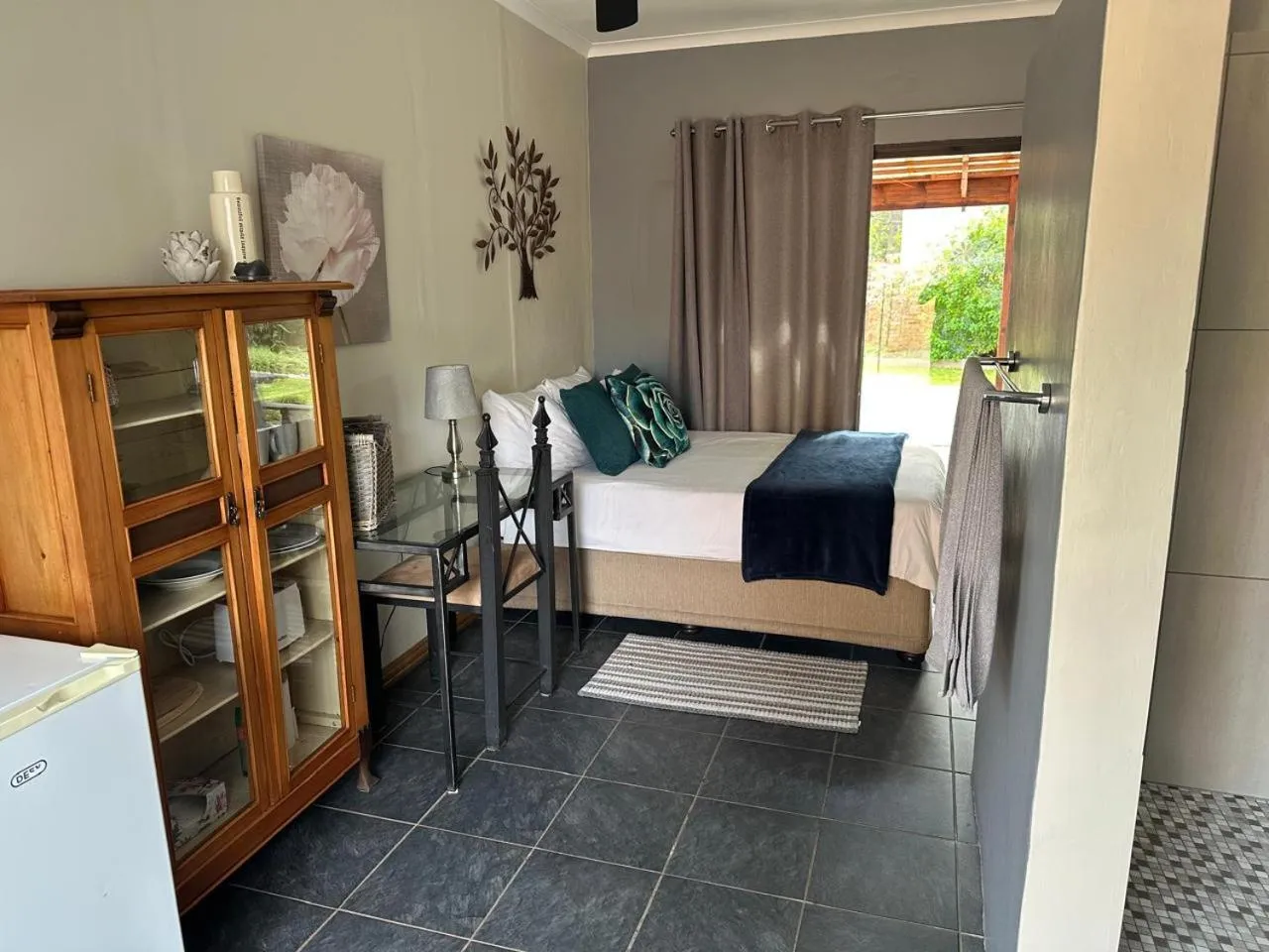 Photo of the whole room, Bed in 28 La Rochelle