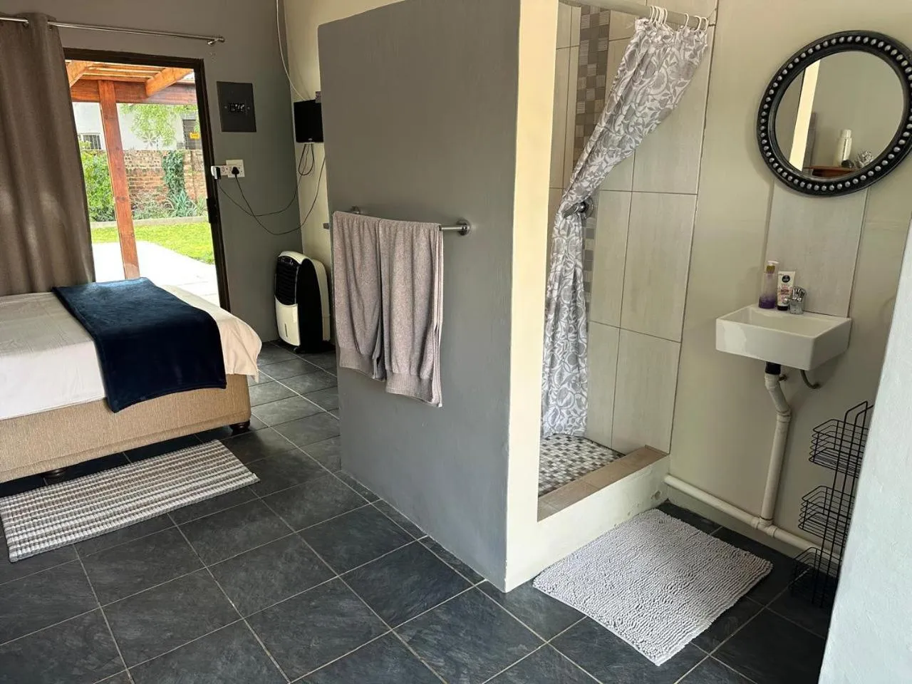 Shower, Bed in 28 La Rochelle