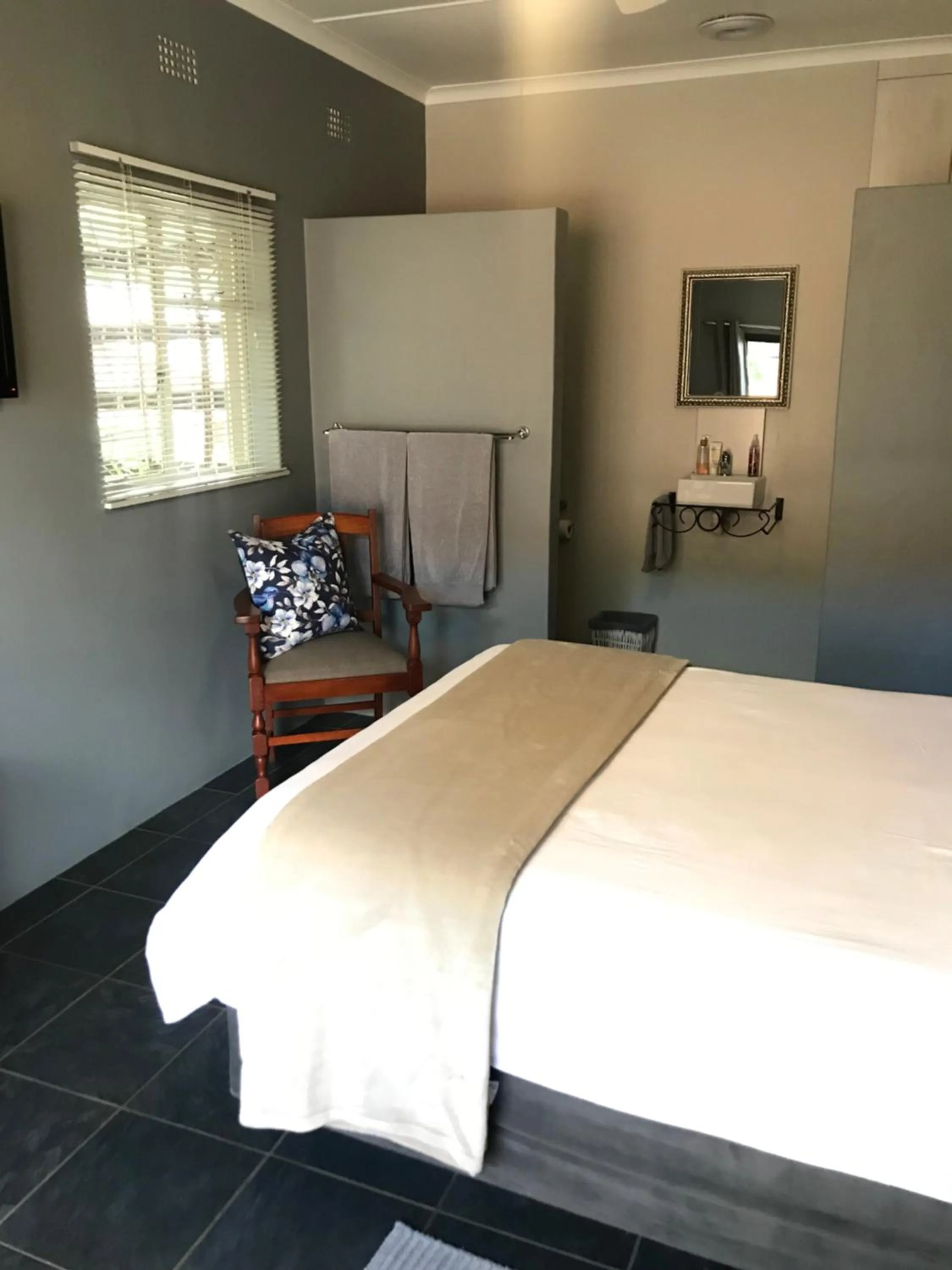 Photo of the whole room, Bed in 28 La Rochelle