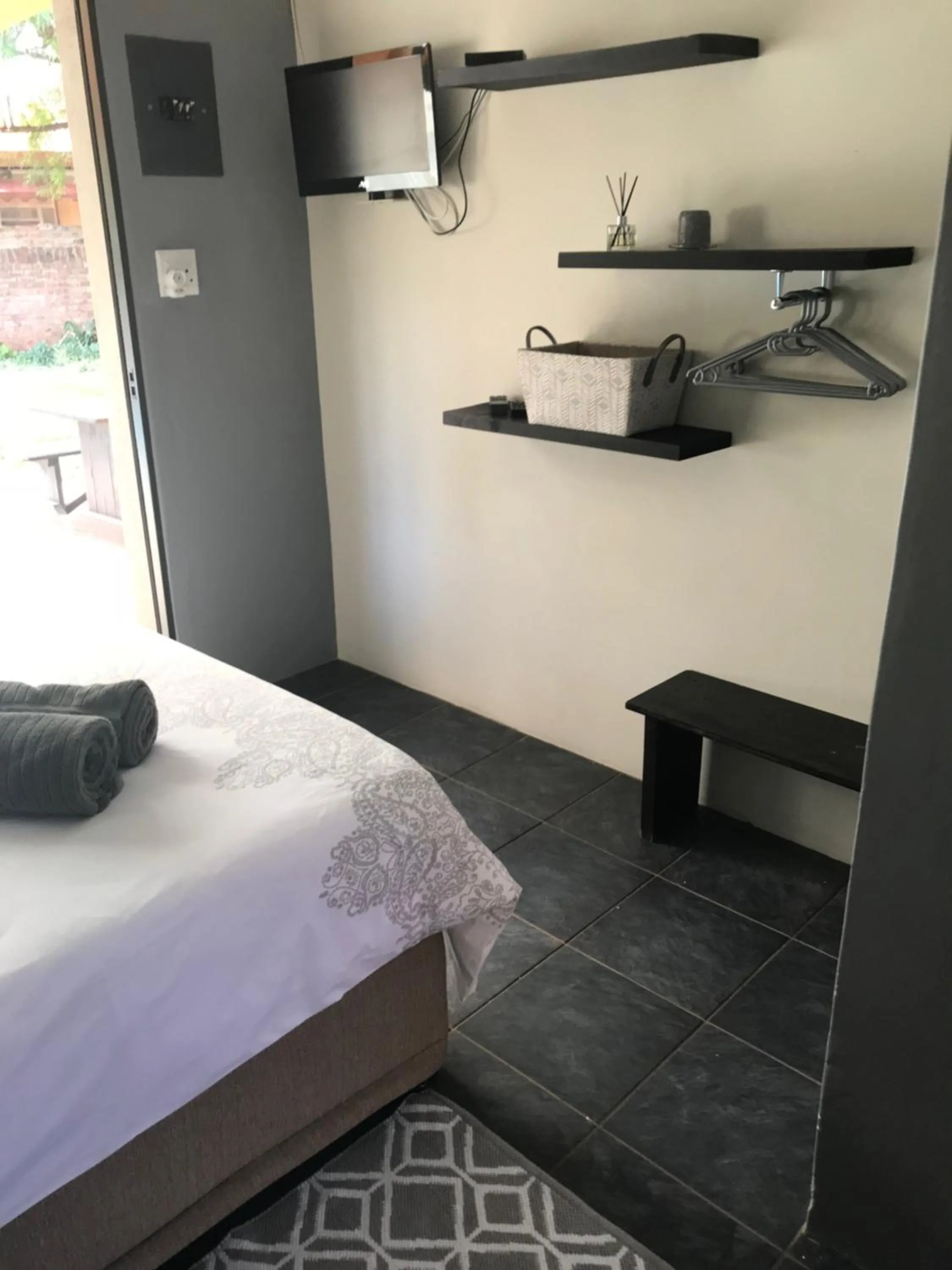 Photo of the whole room, Bed in 28 La Rochelle